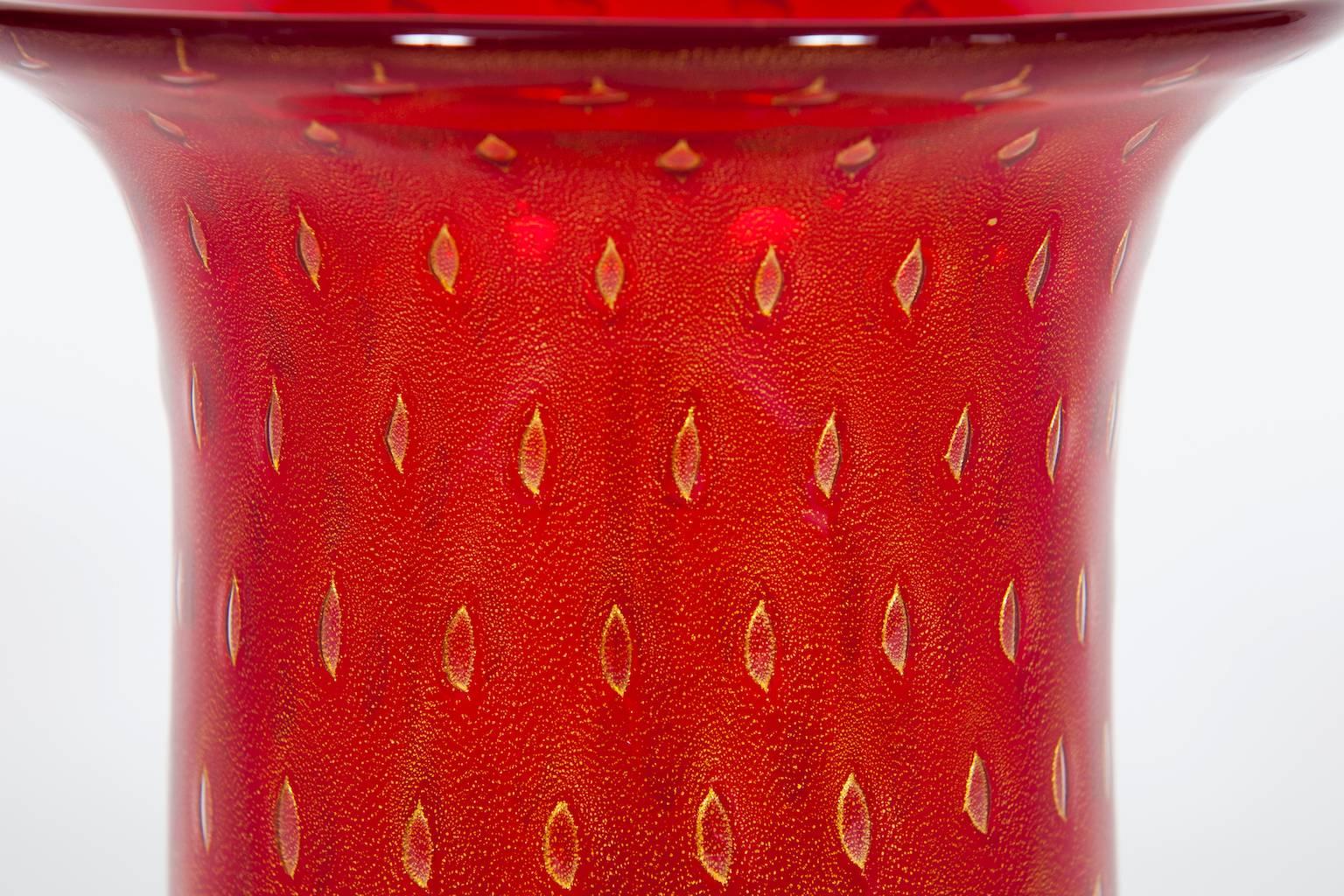 Italienische venezianische Vase aus Murano-Glas Rot und Gold 1980er Jahre im Zustand „Hervorragend“ im Angebot in Villaverla, IT