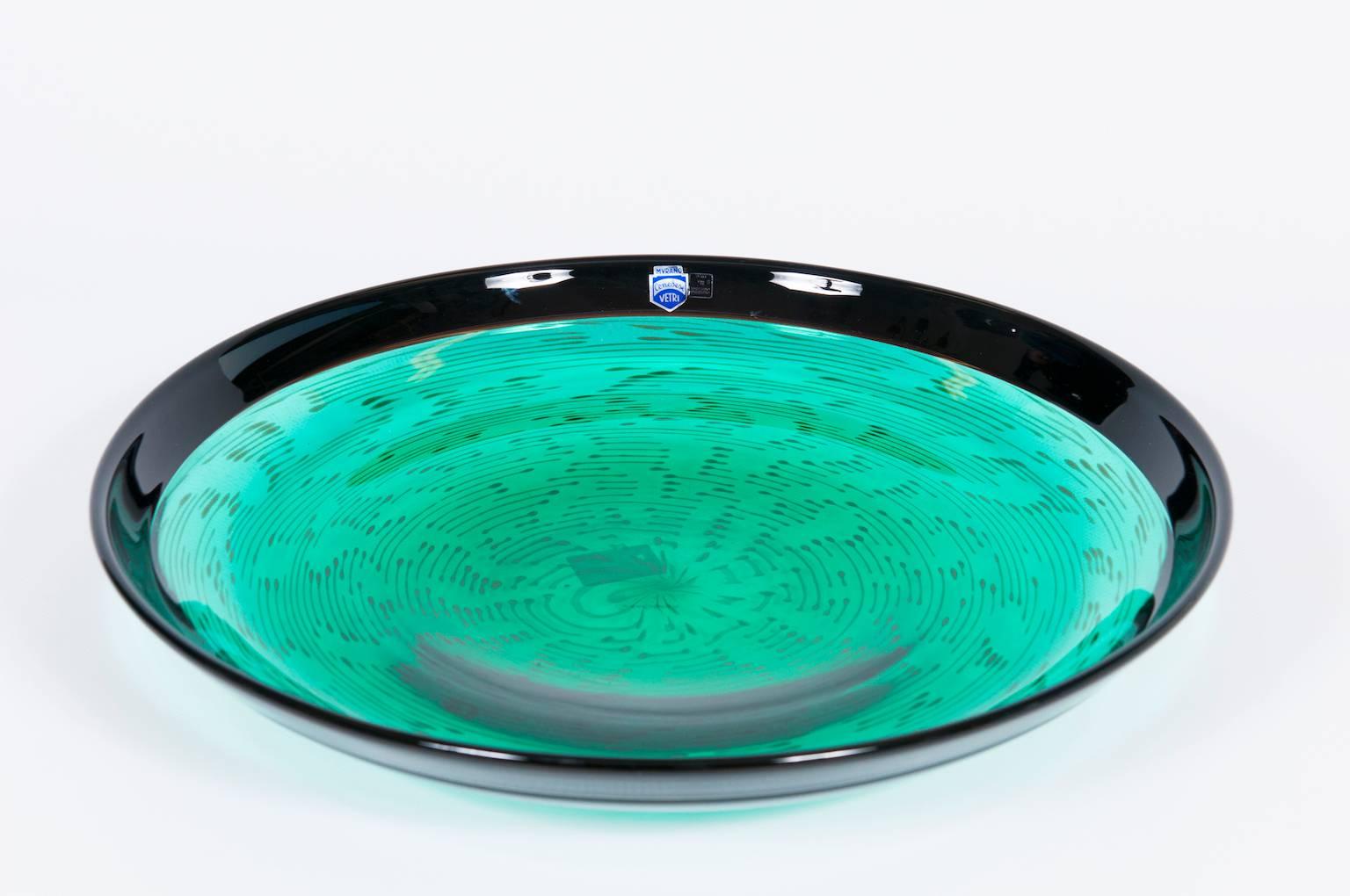 Elegant, italienisch-venezianisch, Schale, geblasenes Murano-Glas, grüner Aquamarin, signiert von Cenedese, 1970er Jahre.
Diese Schale ist ein einzigartiges Porträt, das auf der venezianischen Insel Murano aus mundgeblasenem Murano-Glas