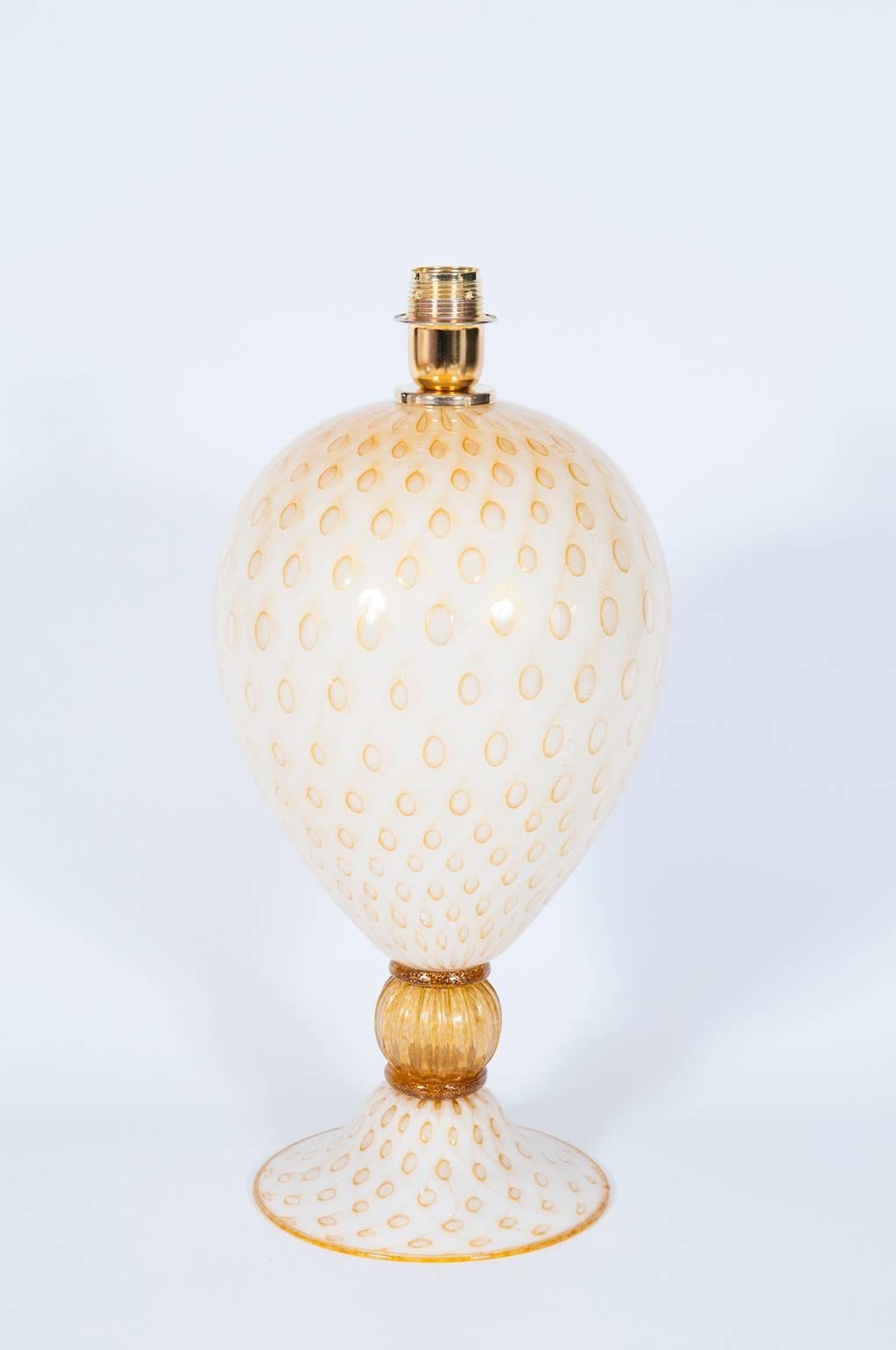 Elegant, and amazing, Italian Venetian, Table Lamp, blown Murano Glass, White & Amber finishes, composed by a base and a bowl in white with amber bubbles, with in the middle an amber sphere striped. 
The table lamp is entirely handcrafted, in blown