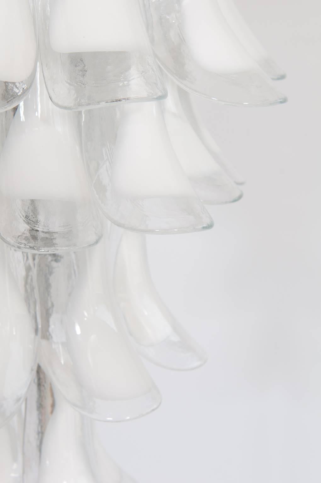 Lampadaire italien avec éléments transparents en verre de Murano blanc, années 1970 Excellent état - En vente à Villaverla, IT