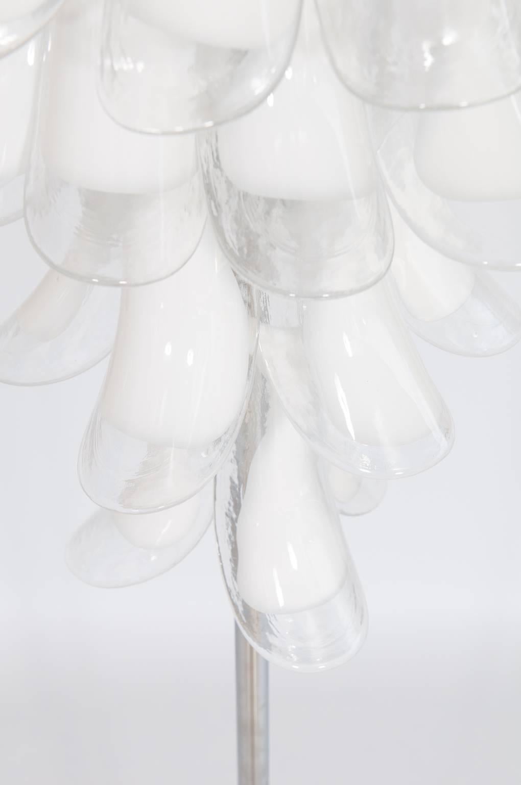 Fait main Lampadaire italien avec éléments transparents en verre de Murano blanc, années 1970 en vente