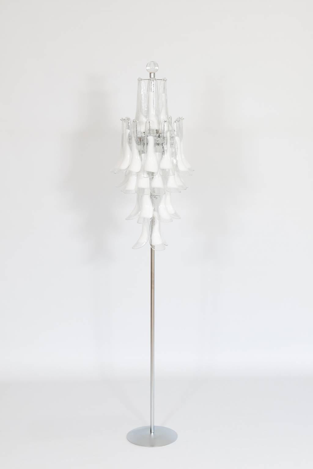 Lampadaire vénitien italien en verre de Murano blanc, composé d'éléments blancs disposés à différents niveaux, le tout est soutenu par un cadre chromé à six lumières, avec au-dessus une sphère en verre. Le tout est en très excellent état d'origine,