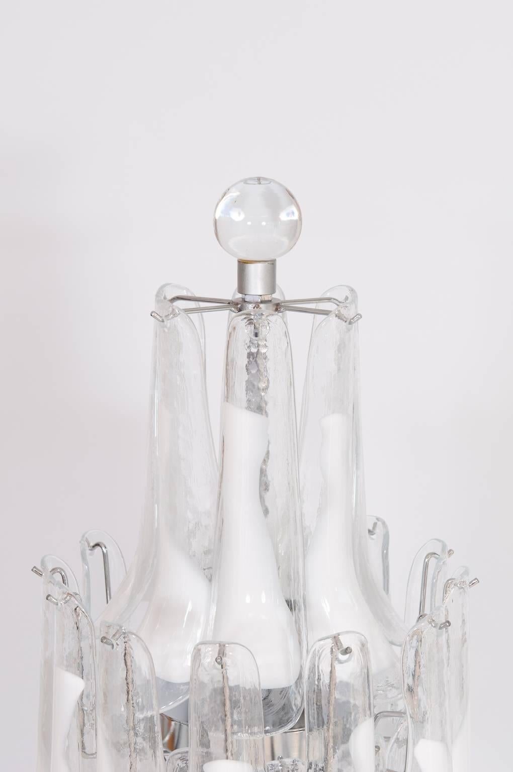 Lampadaire italien avec éléments transparents en verre de Murano blanc, années 1970 en vente 1
