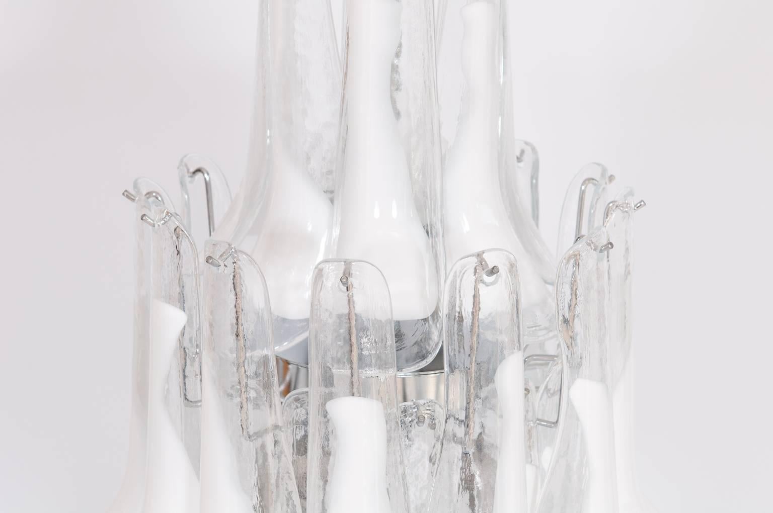 Fine XX secolo Lampada da terra italiana con elementi trasparenti in vetro di Murano bianco anni '70 in vendita
