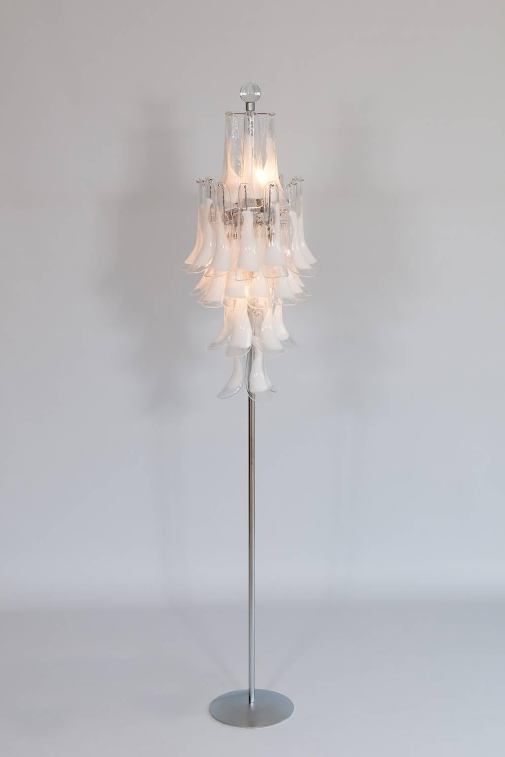 Italian Floor Lamp with clear elements in white Murano Glass 1970s For Sale 3