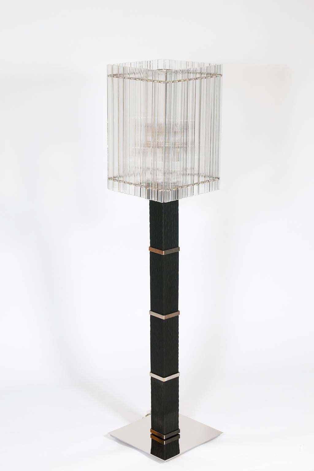 Moderne Stehlampe aus schwarzem und transparentem Murano Glas 1990 Italien.
Moderne italienische Stehleuchte aus Murano-Glas in sehr gutem Originalzustand, bestehend aus einem quadratischen verchromten Sockel und aus vier quadratischen schwarzen