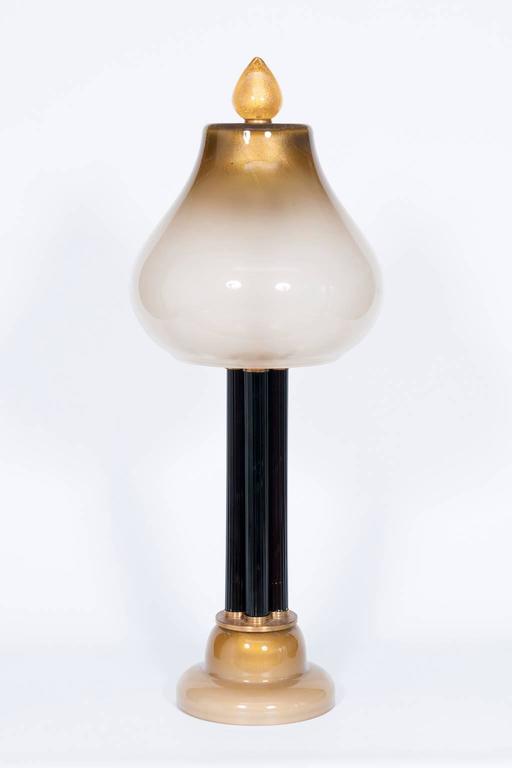 Elegant Italian Venetian, Table Lamp, blown Murano Glass, white & gold, 21st. 
This is an amazing and unique, table lamp, entirely handcrafted in blown Murano glass. The table lamp is composed by few columns surrounded by a particular handcrafted