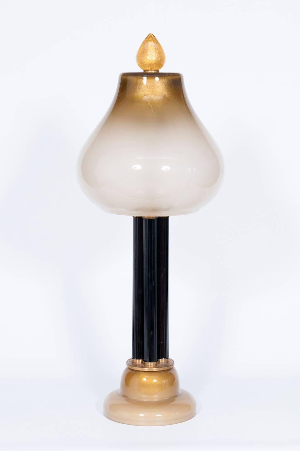 Elegante italienisch-venezianische Tischlampe aus geblasenem Muranoglas, weiß und gold, 21. 
Dies ist eine erstaunliche und einzigartige Tischlampe, komplett handgefertigt aus geblasenem Muranoglas. Die Tischleuchte besteht aus wenigen Säulen, die