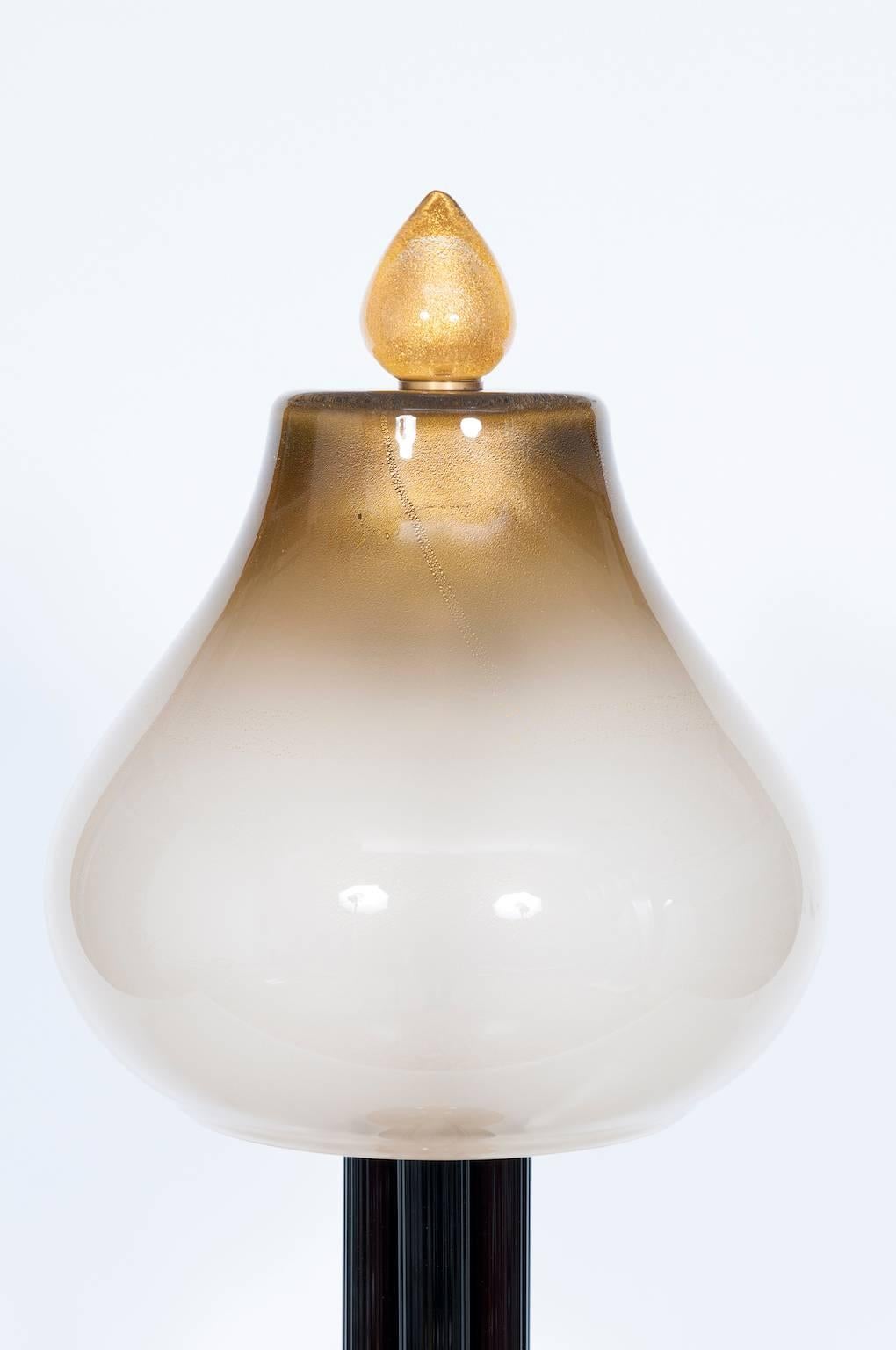 Italienische venezianische Tischlampe aus mundgeblasenem Muranoglas in Weiß und Gold, zeitgenössisch im Angebot 1