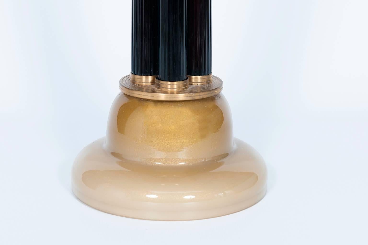 Italienische venezianische Tischlampe aus mundgeblasenem Muranoglas in Weiß und Gold, zeitgenössisch (Moderne) im Angebot