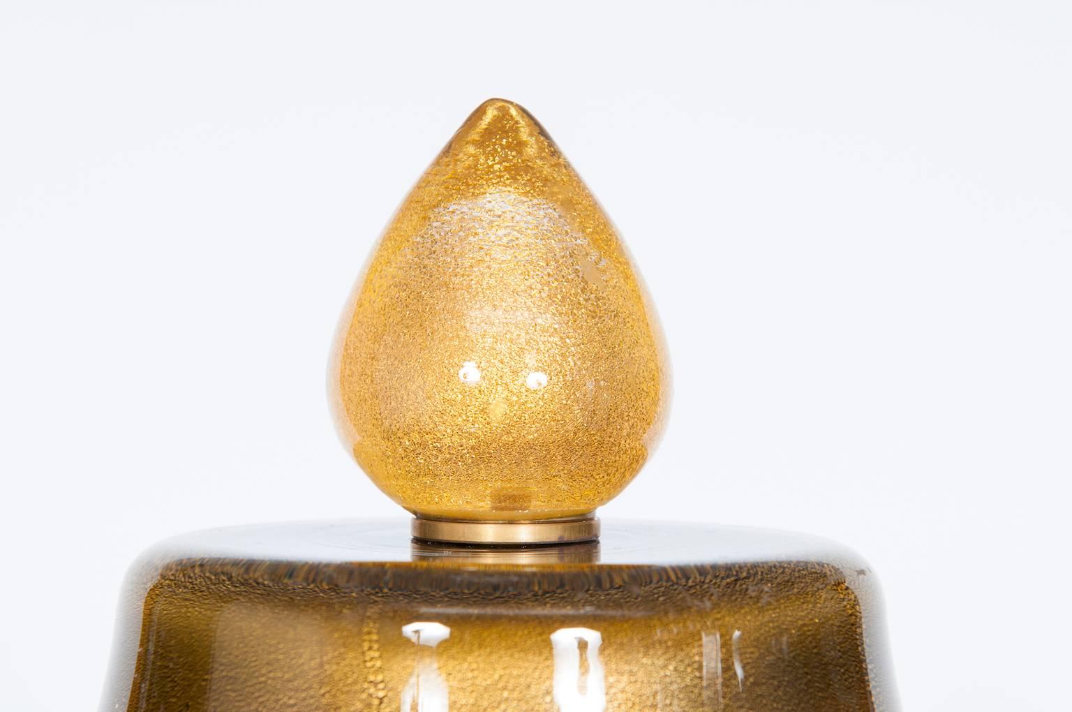 Italienische venezianische Tischlampe aus mundgeblasenem Muranoglas in Weiß und Gold, zeitgenössisch im Angebot 2