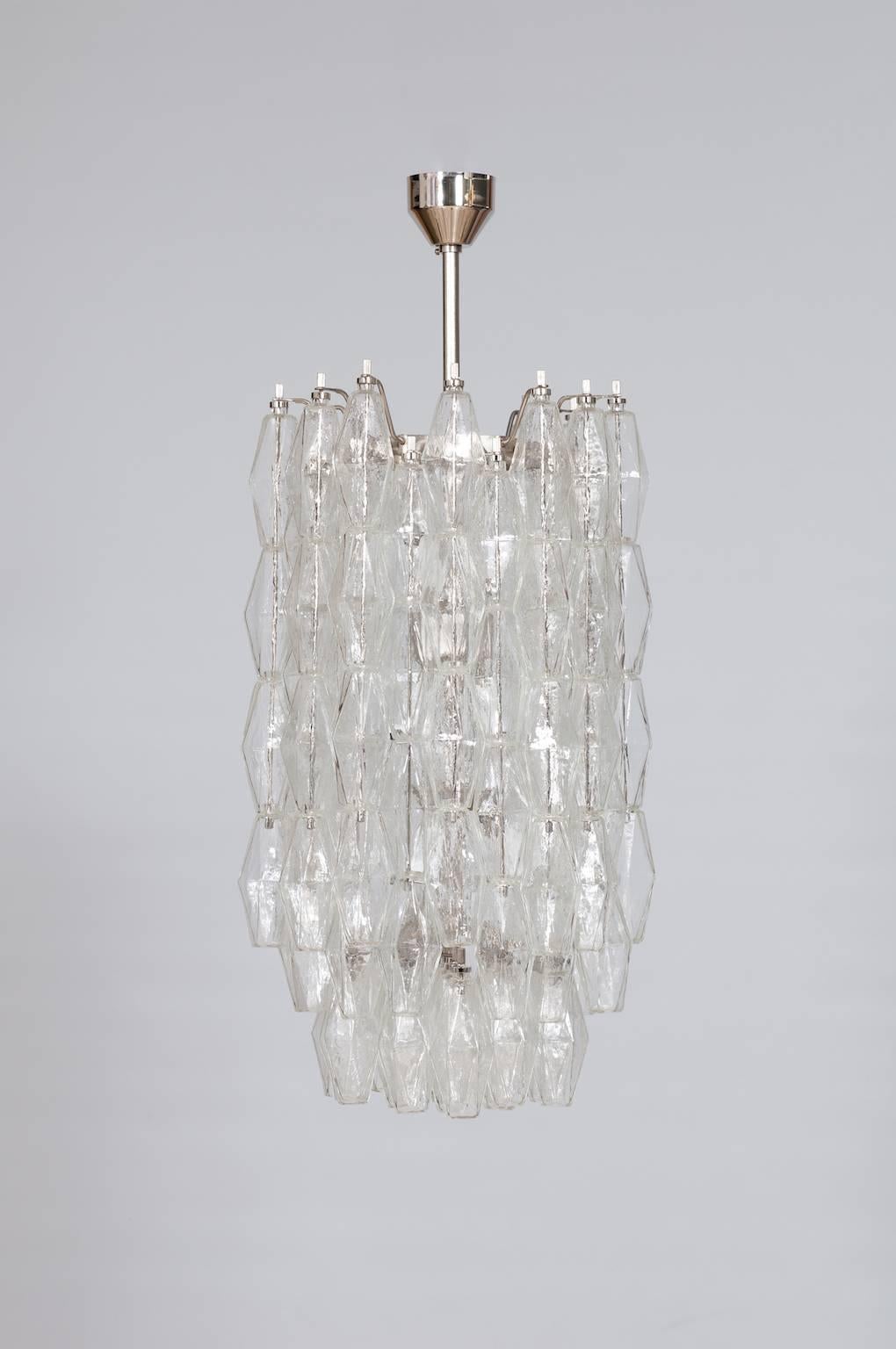 Italian Modern Chandelier in Transparent Murano Glass, Venini, 1960s.
This elegant Italian chandelier is attributed to Venini, circa 1960s, and is composed of transparent Murano glass hexagonal elements arranged in vertical rows attached on a