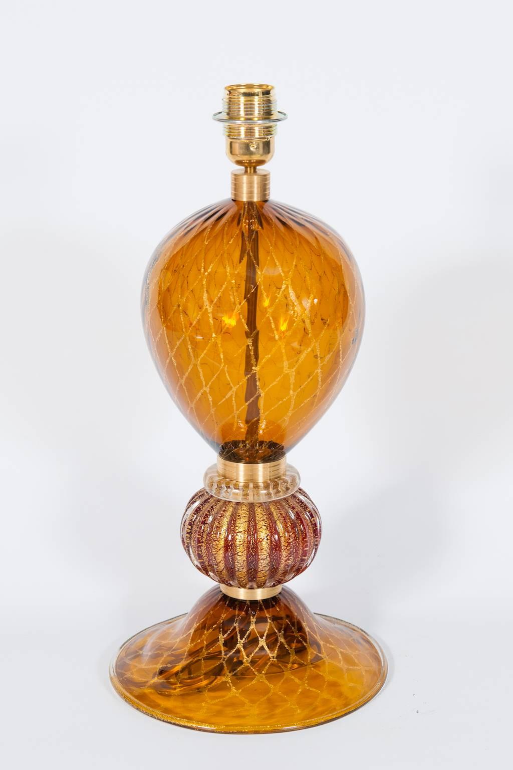 Mid-Century moderno Lampada da tavolo italiana in vetro soffiato di Murano ambra e oro 24 carati anni '80 in vendita