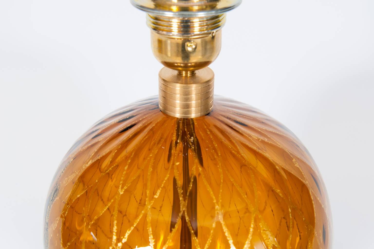 Lampe de bureau italienne en verre de Murano soufflé ambré et or 24 carats des années 1980 en vente 1
