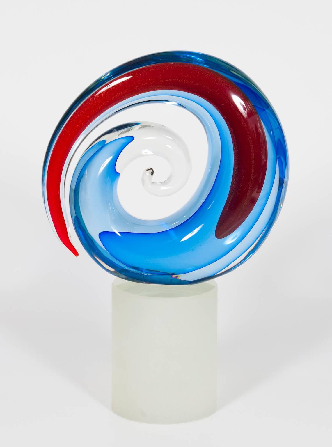 Gorgeous Italian Venetian, Sculpture, Blown Murano Glass, Red Blu and transparent, Signed Romano Donà, 1990s.
This fantastic modern sculpture is entirely handcrafted in blow Murano, made up of a massive basement, and an abstract circular design in