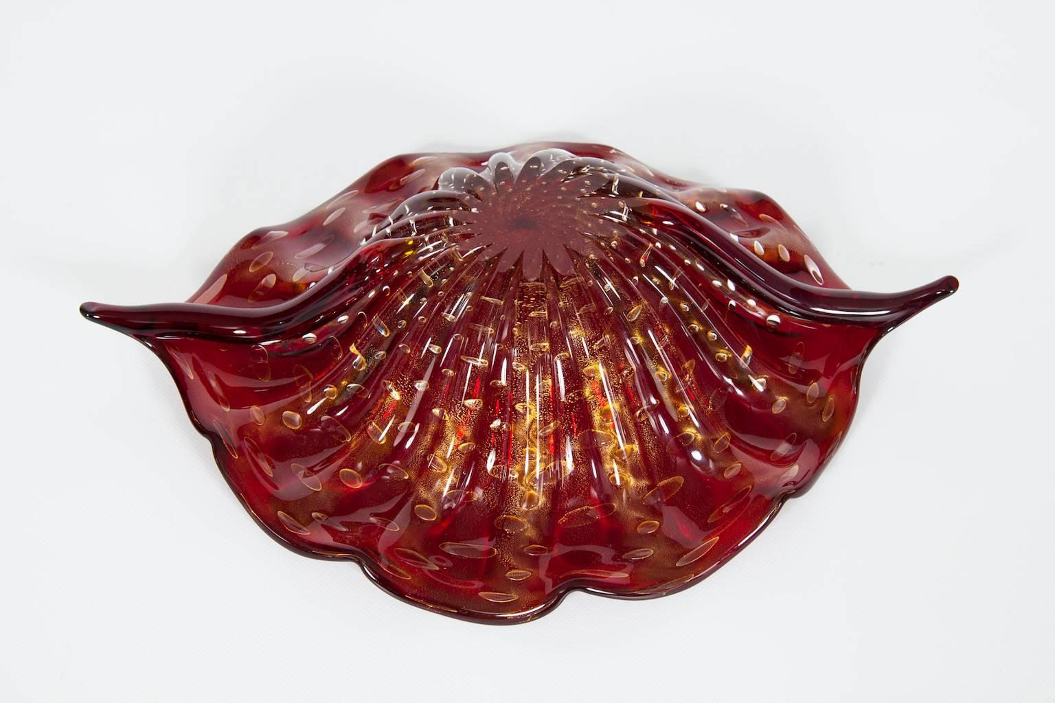 Italian Centrepiece in Murano Glass Red with 24-Karat Gold Bubbles In Excellent Condition For Sale In Villaverla, IT