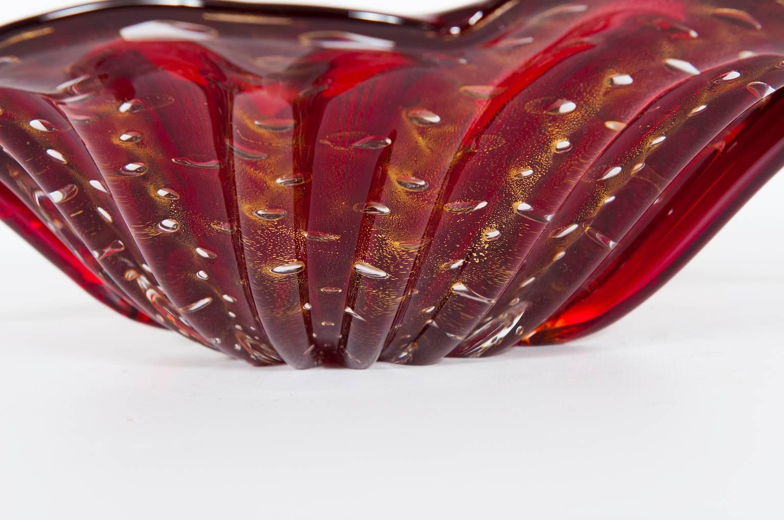 Late 20th Century Italian Centrepiece in Murano Glass Red with 24-Karat Gold Bubbles For Sale