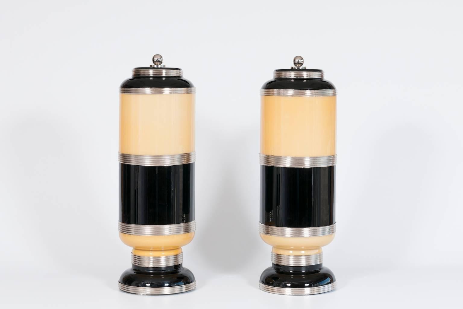 Gigante  Coppia di lampade da tavolo italiane in vetro di Murano colore nero e crema  1960s.
Il set è composto da un'elegante coppia di lampade da tavolo di grandi dimensioni chiamate Giant, composte da una struttura generale cromata che circonda