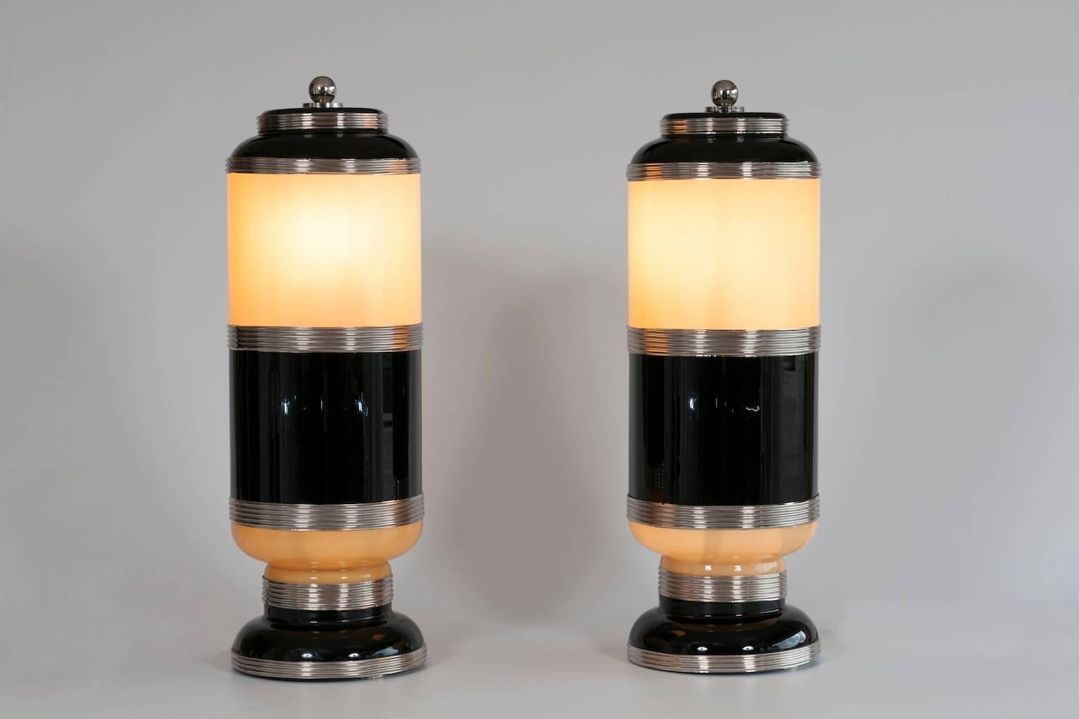 Giant  Pair of Italian Table Lamps in Murano glass Black and Cream color  1960s For Sale 2