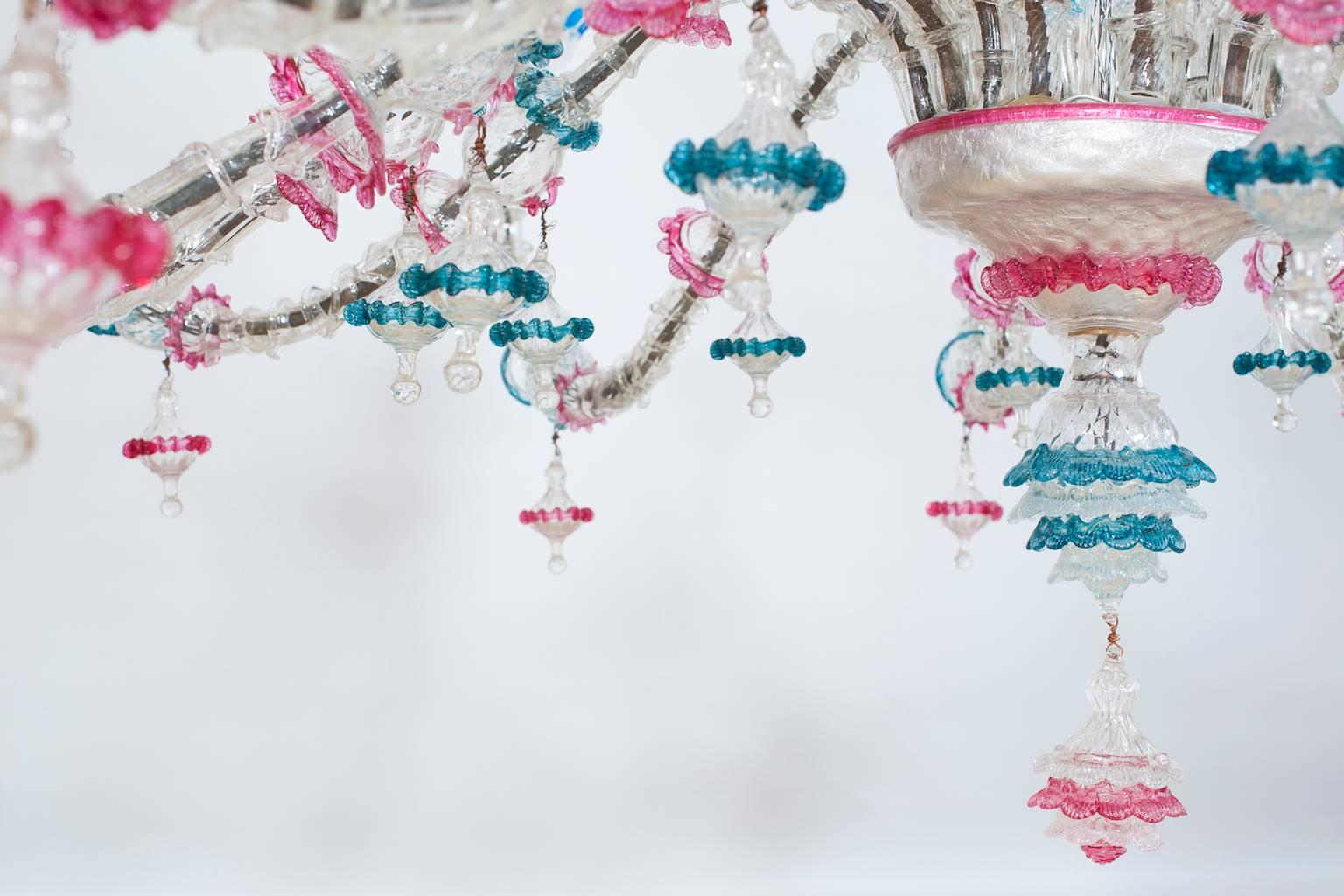 Imposing Italian Rezzonico Chandelier in blown Murano Glass with flowers 1960s In Excellent Condition For Sale In Villaverla, IT