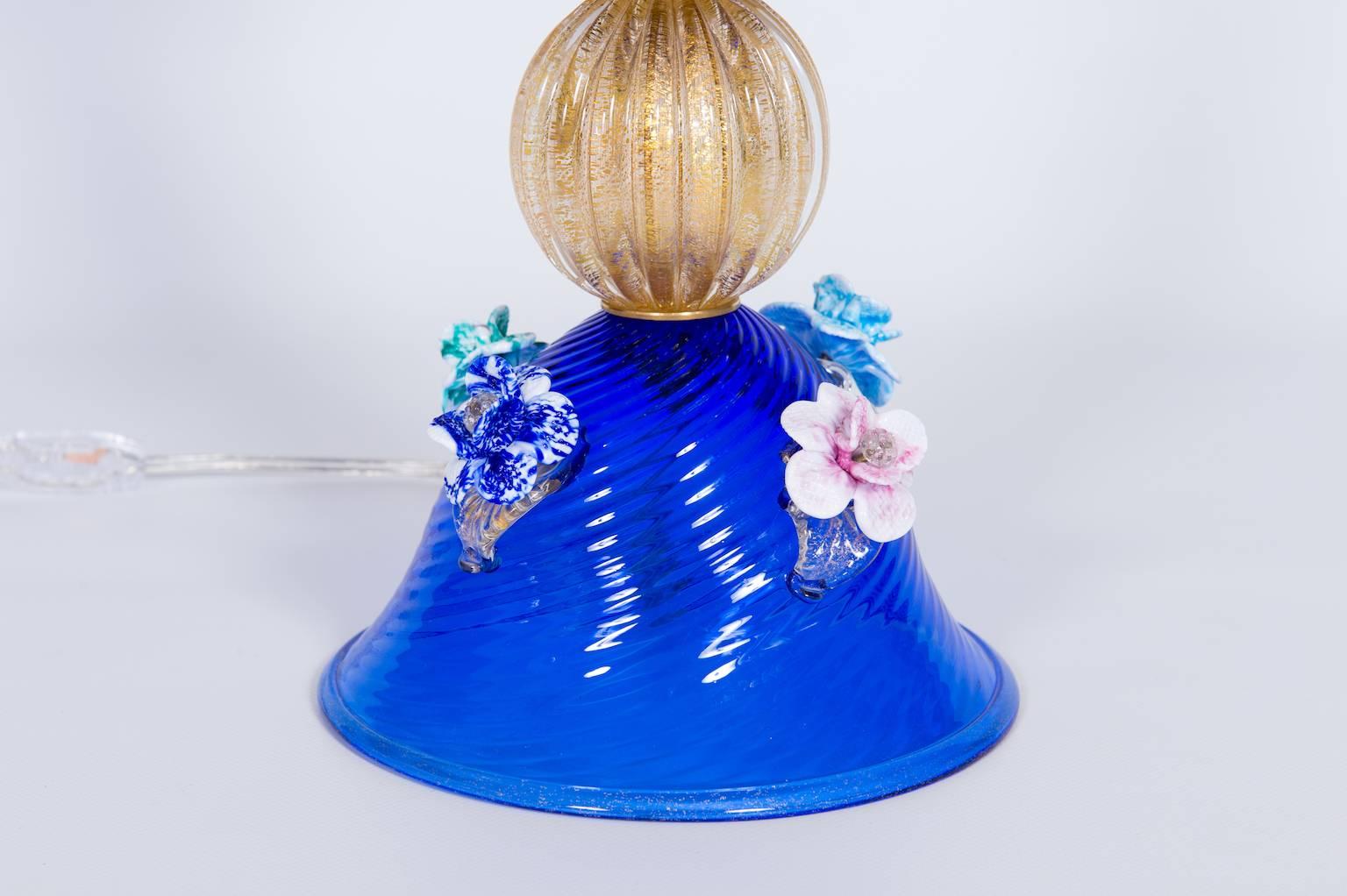 Mid-Century Modern Italian Table Lamp in Blue and 24-Karat Gold Murano Glass, 1980s For Sale