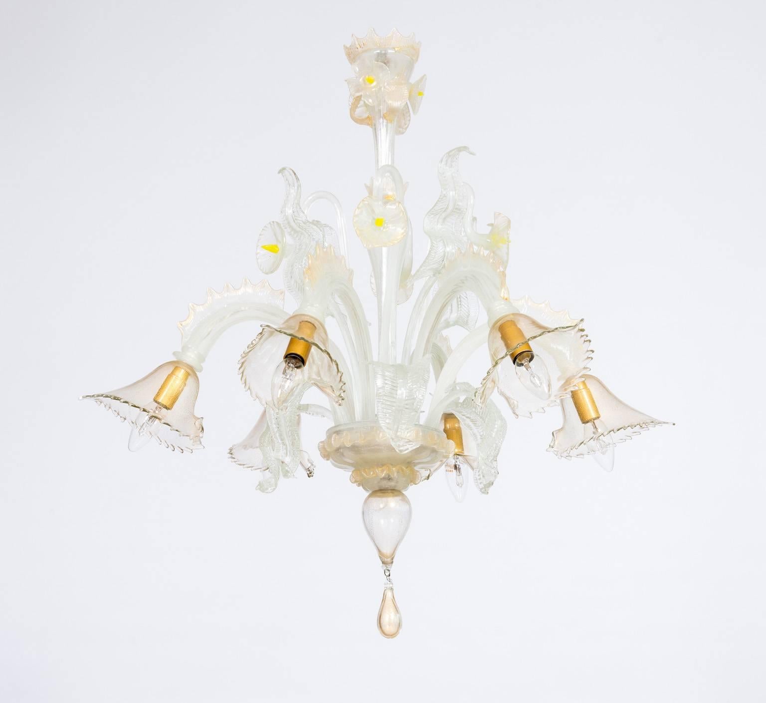 Spectacular Italian blown Murano Glass Chandelier attributed to Cenedese, 1970s.
In excellent original condition, in the style of Cenedese, circa 1970s, in transparent-Pulegoso color and gold, composed of four flowers in Pulegoso color with gold