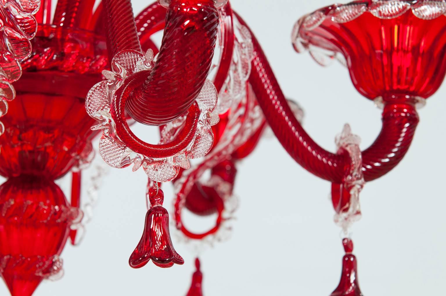 Italian Venetian, Chandelier, Blown Murano Glass, Red and Transparent, 1990s In Excellent Condition In Villaverla, IT