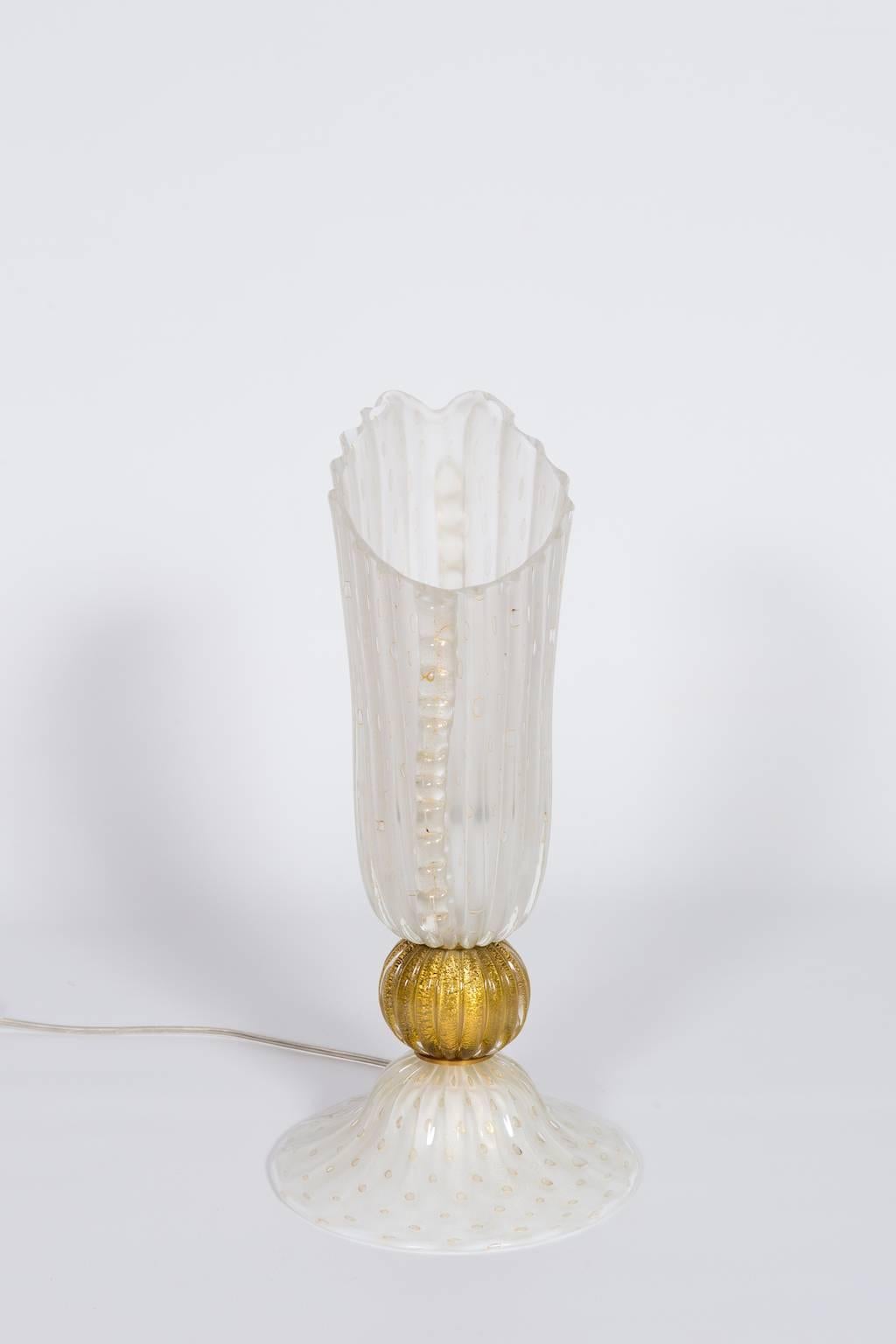 Art déco Lampe de bureau italienne en verre de Murano soufflé, finitions blanches et or 24 carats, années 1970 en vente