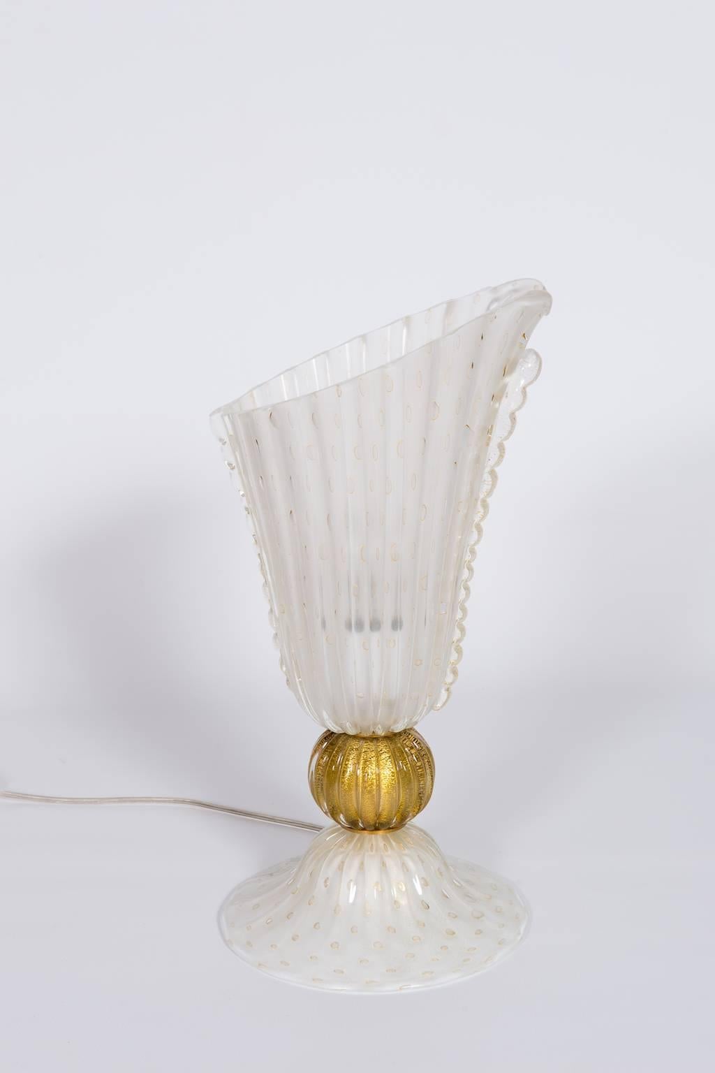 Einzigartige italienische Tischlampe aus mundgeblasenem Muranoglas in weißer Farbe und mit 24-karätigem Gold. 
Dieses herausragende Kunstwerk wurde in den 1970er Jahren vollständig auf der italienischen venezianischen Murano-Insel entworfen und