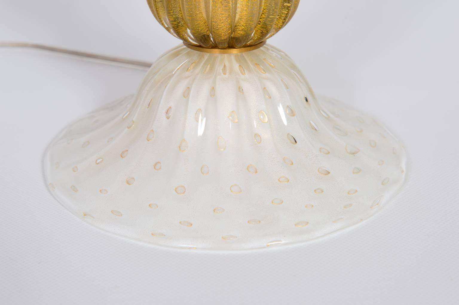 Art Deco Italian Table Lamp in Blown Murano Glass, White and 24kt Gold Finishes, 1970s For Sale