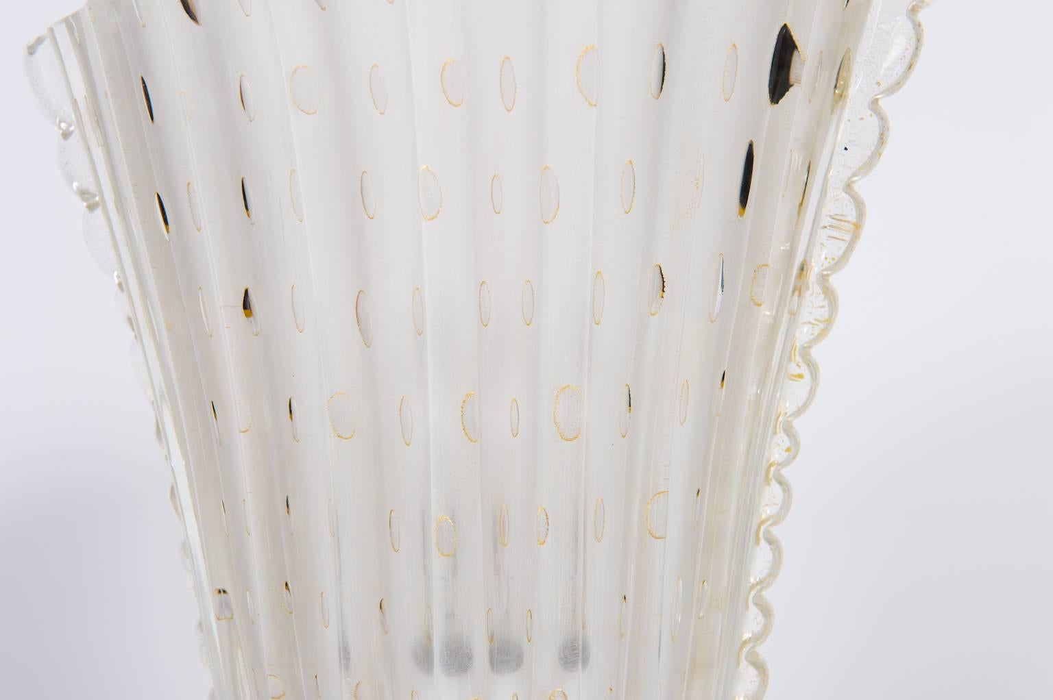 Italienische Tischlampe aus geblasenem Muranoglas, weiß und mit 24-karätigem Gold versehen, 1970er Jahre (Ende des 20. Jahrhunderts) im Angebot
