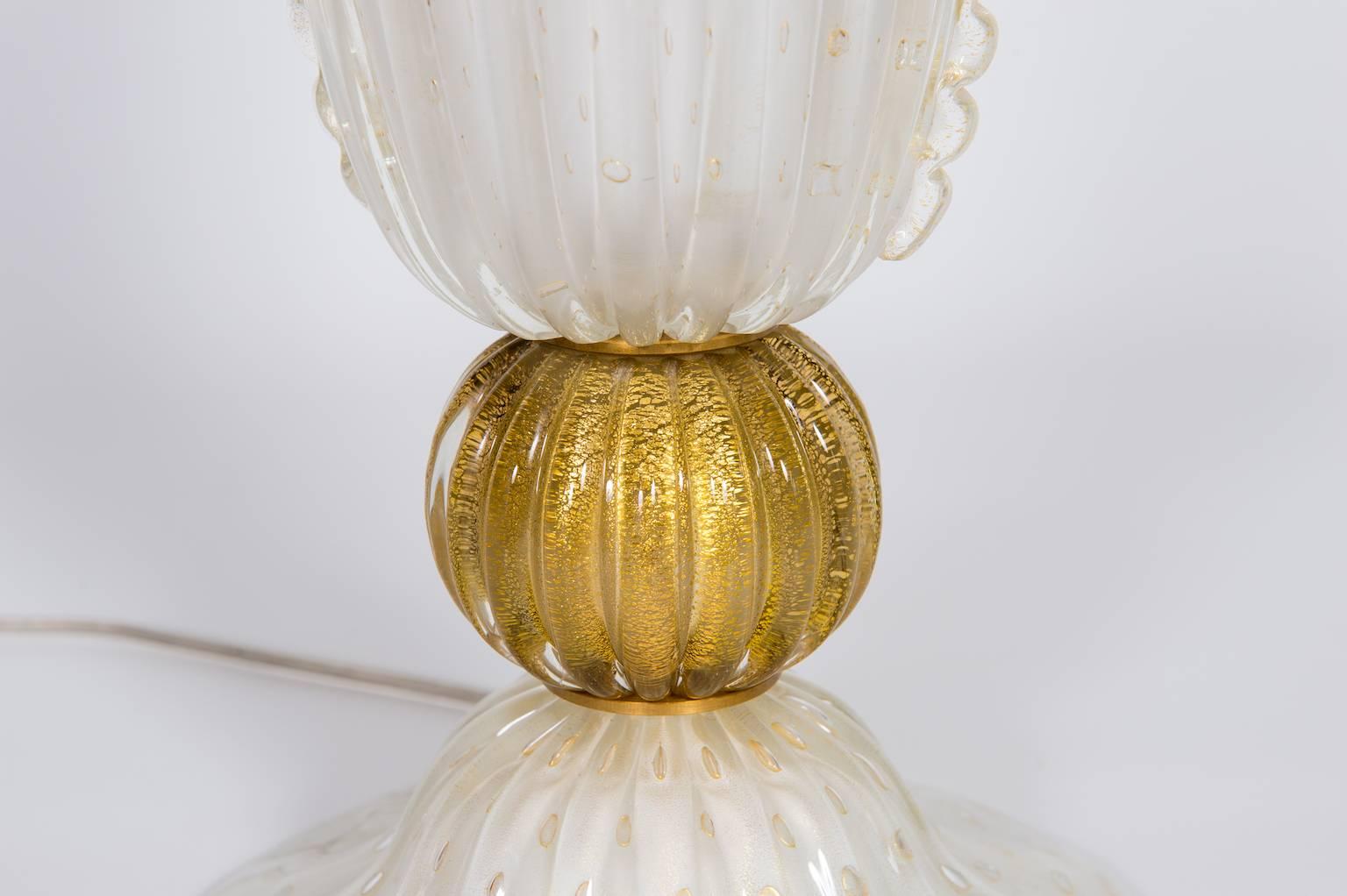 Hand-Crafted Italian Table Lamp in Blown Murano Glass, White and 24kt Gold Finishes, 1970s For Sale