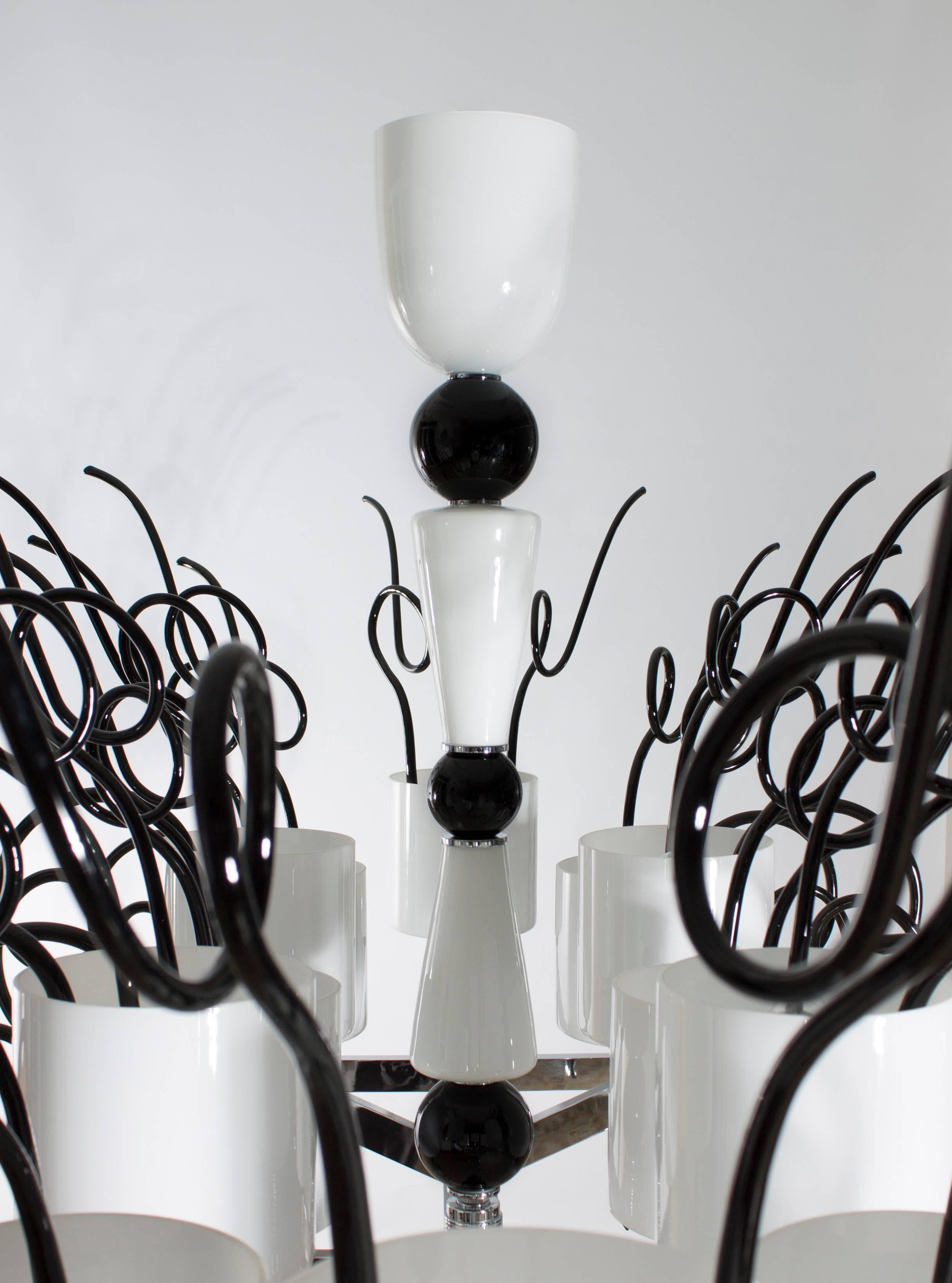 Fait main Lustre Curly noir et blanc en verre de Murano soufflé, Italie, contemporain en vente