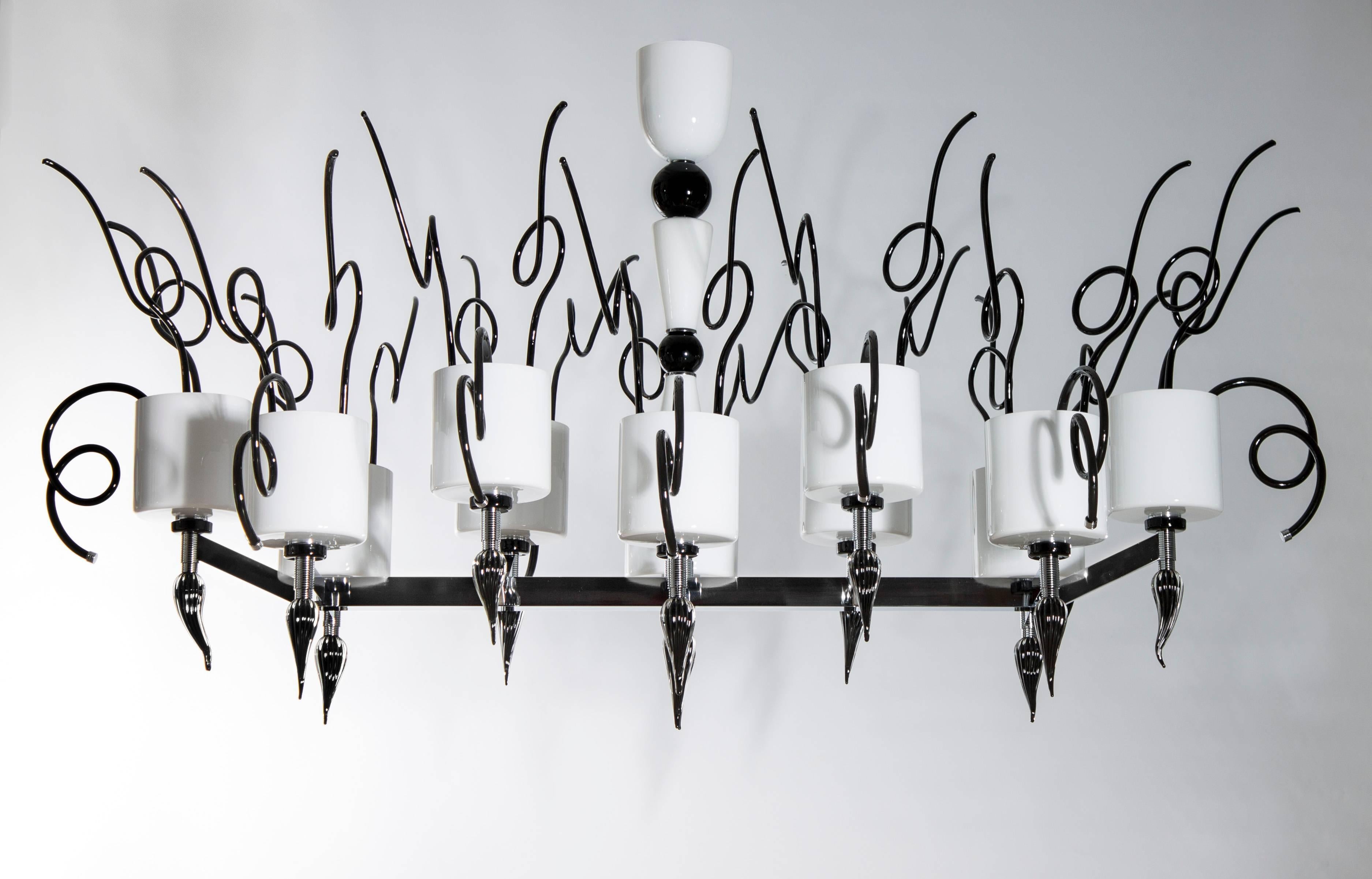Zeitgenössischer schwarz-weißer Kronleuchter aus geblasenem Muranoglas, Italien (Art déco) im Angebot