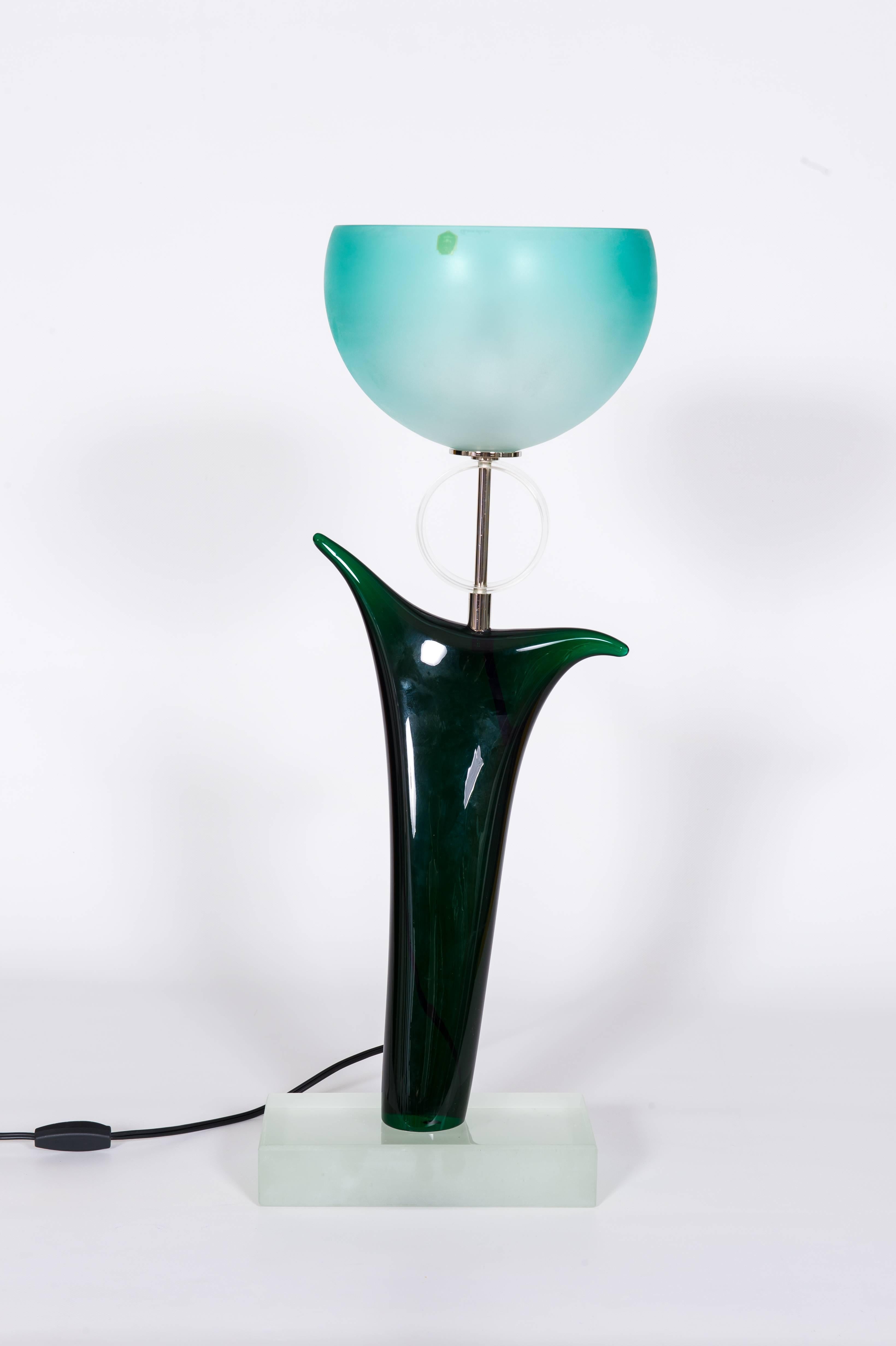 Lampe de bureau Tulip d'origine Cenedese en verre de Murano vert et bleu, 1970, Italie

Entièrement réalisée à la main dans les années 1970 à Murano, cette lampe de table design est une authentique création du célèbre souffleur de verre vénitien