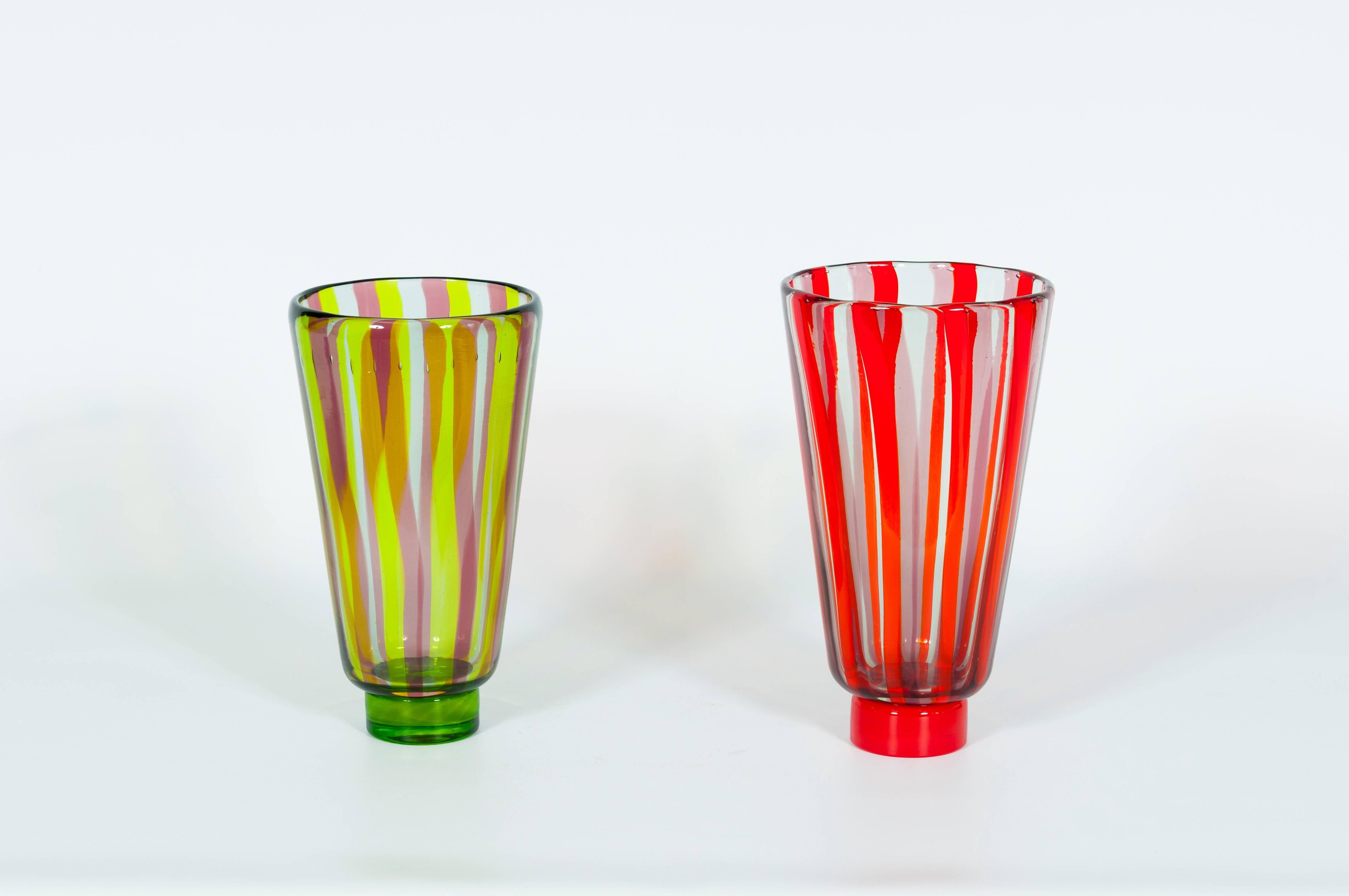 Coppia moderna di vasi in vetro di Murano soffiato veneziano Red & Greene, anni '80. Interamente prodotto nell'isola veneziana di Murano, negli anni '80, dagli artisti locali di Murano, esperti nell'arte del vetro soffiato artigianale. 
Questa