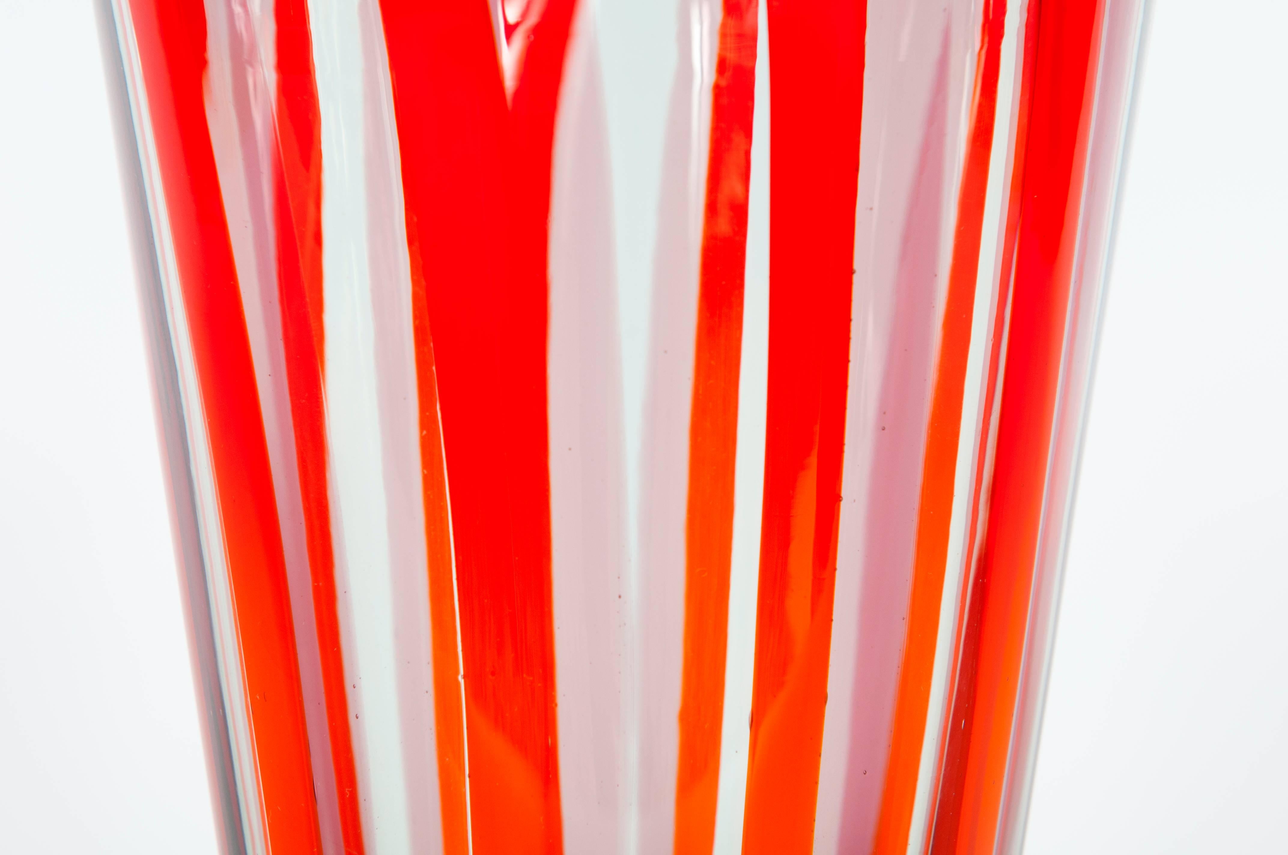Paar italienische Vasen aus mundgeblasenem venezianischem Muranoglas in Rot und Grün mit Steaks, 1980er Jahre im Zustand „Hervorragend“ im Angebot in Villaverla, IT