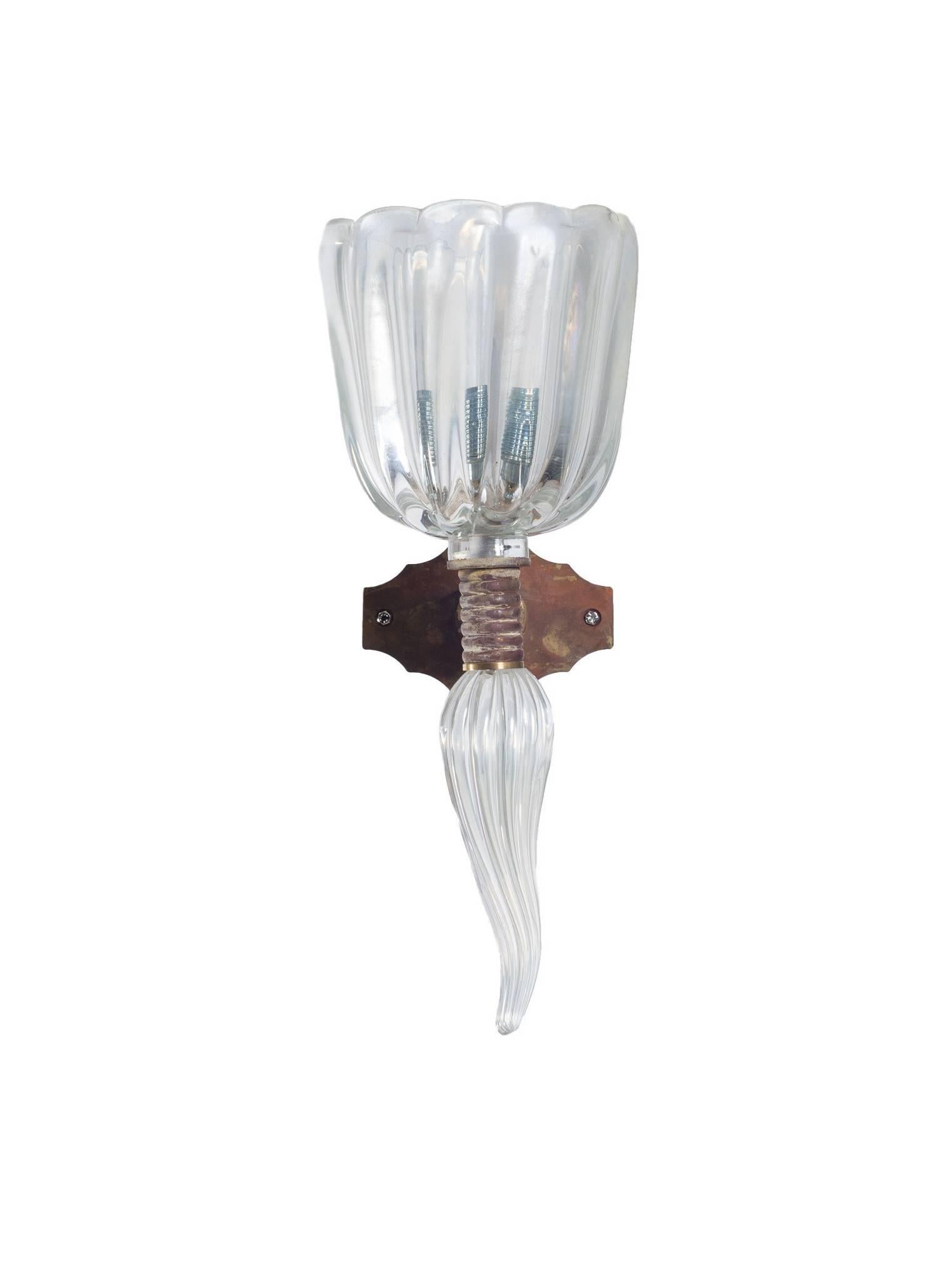 Italian Venetian sconces, blown Murano glass, iridescent and transparent, Seguso, 1960s.
This is a pair of amazing Italian sconces, attributed to Seguso and dated 1960s, composed by an elegant glass cup, decorated at the bottom by a glass flame,