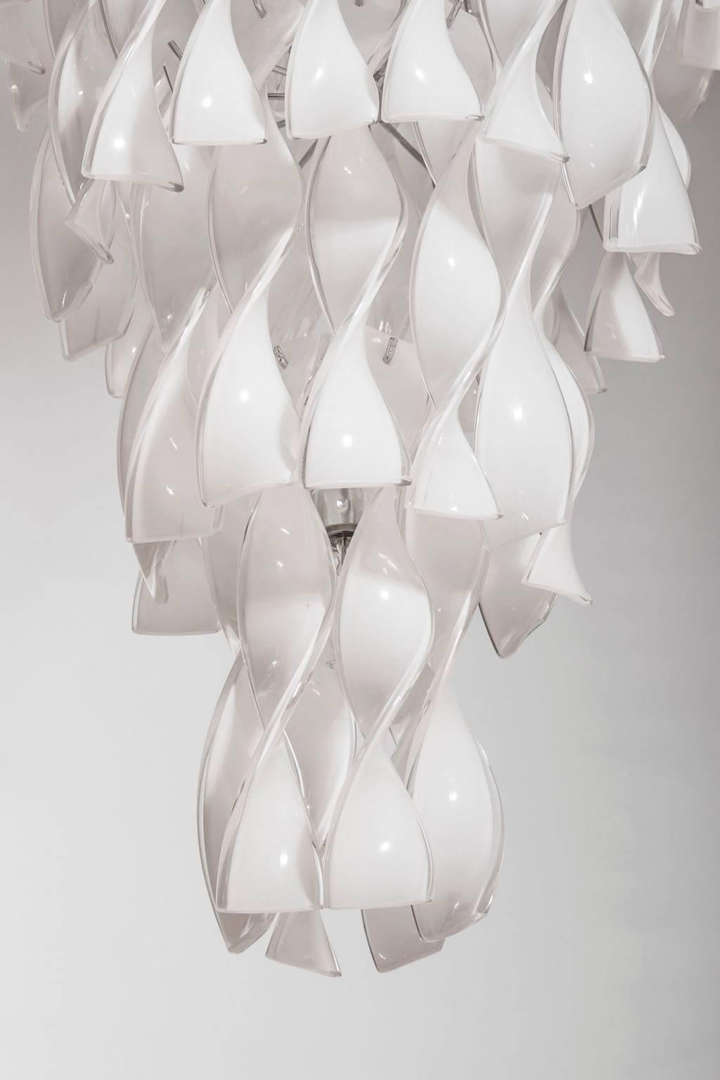 Art Déco Massiccio lampadario italiano in vetro soffiato di Murano con elementi ritorti, anni '90 in vendita