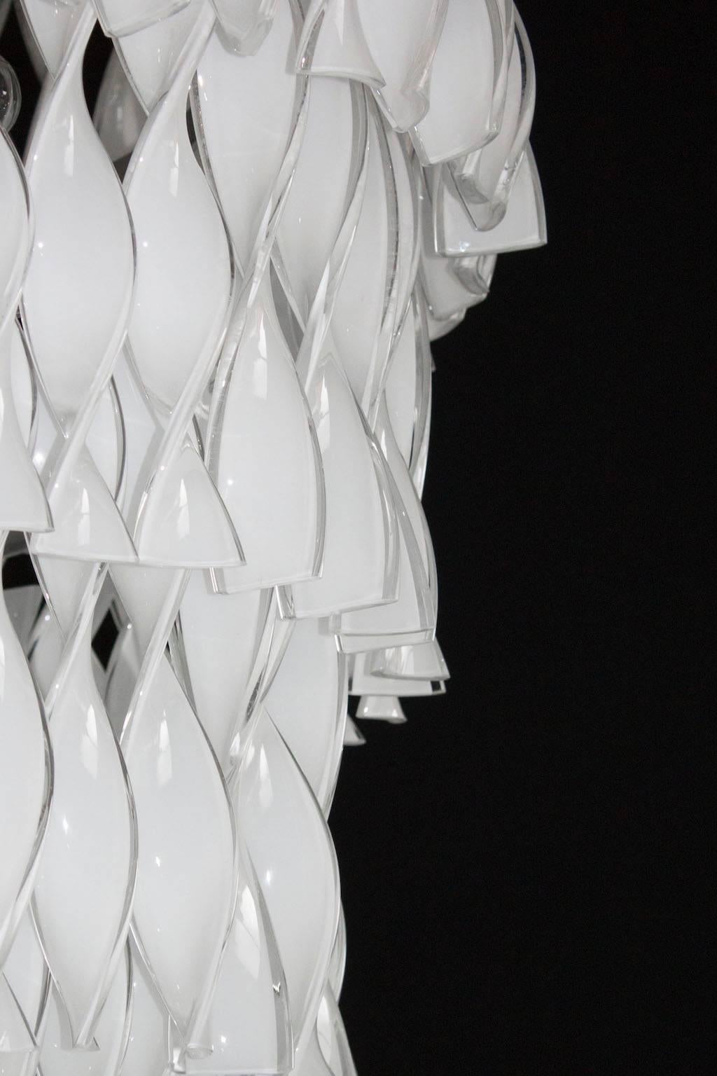 Massiver italienischer Kronleuchter aus geblasenem Murano-Glas mit gedrehten Elementen, 1990er Jahre (Handgefertigt) im Angebot