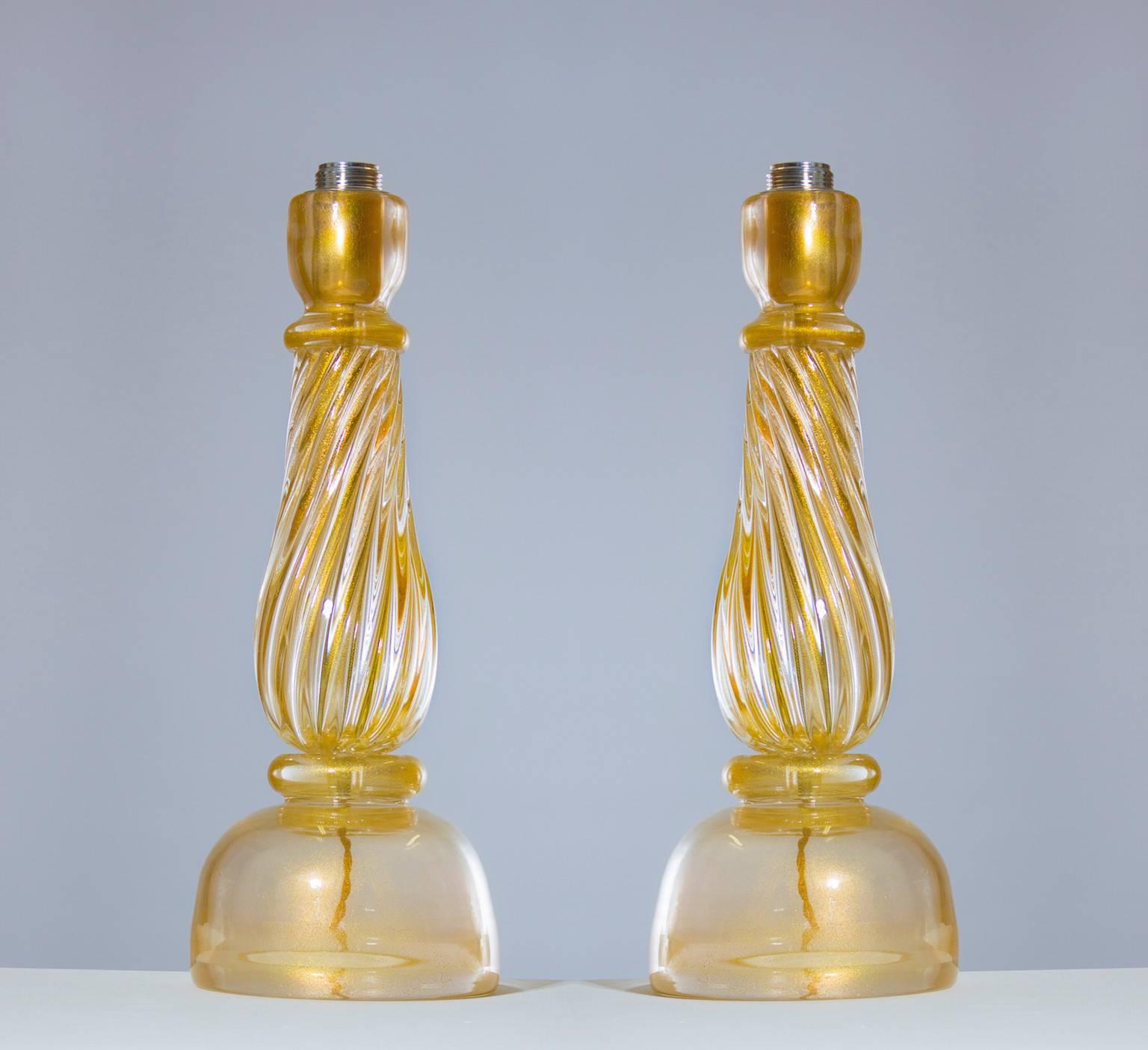 Italienisches Venedig, massives Paar Tischlampen, geblasenes Muranoglas, Gold 24-karätig Seguso, 1960er Jahre.
Dieses fantastische Set von Tischlampen, ist komplett handgefertigt in mundgeblasenem Muranoglas, in der Murano-Insel in Venedig; sein