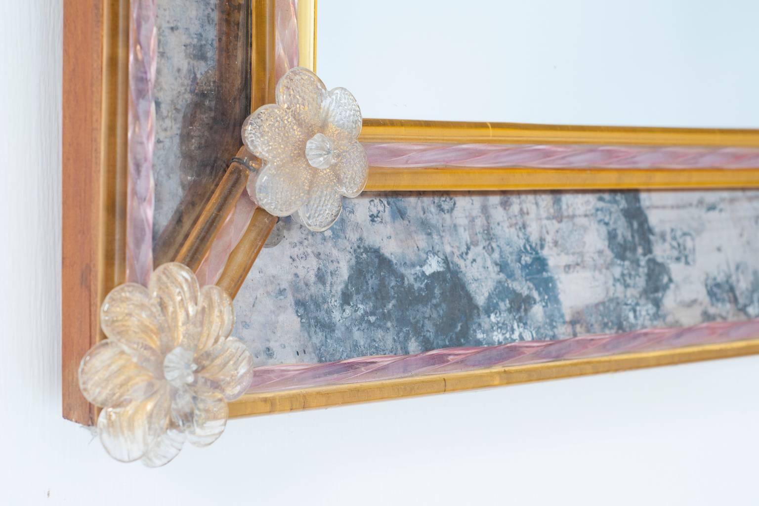 Italienischer rechteckiger Spiegel aus Murano-Glas mit bernsteinfarbenen und rosa Blumen 1980er Jahre (Handgefertigt) im Angebot