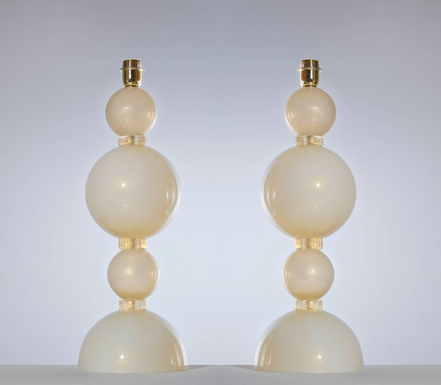 Italian Venetian pair of table lamps, blown Murano glass, ivory and gold, 1970s.
Pair of Italian Murano glass table lamps ivory and gold colored, composed by two spheres and by one big sphere in ivory and gold in the very center, having between the