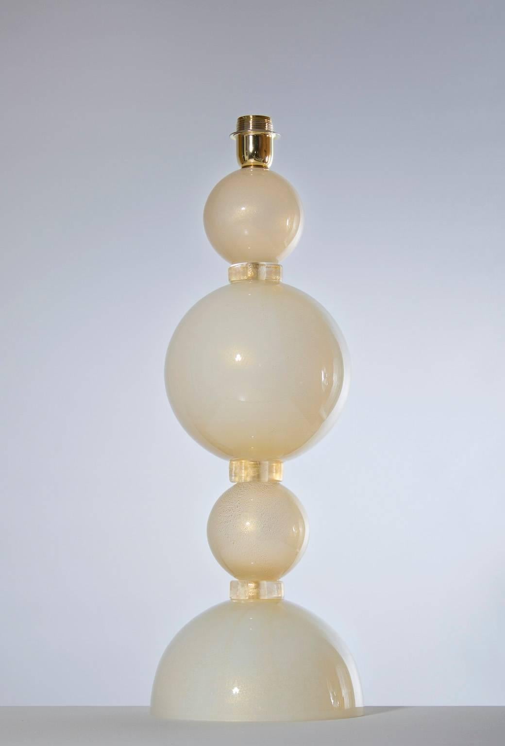 Art Deco Italian Venetian Pair of Table Lamps Blown Murano Glass Ivory and Gold, 1970s For Sale