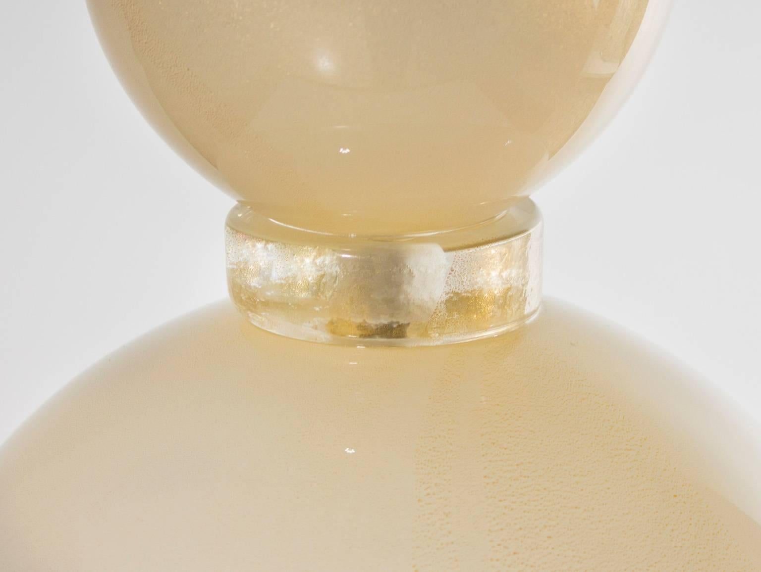 Fin du 20e siècle Paire de lampes de bureau vénitiennes italiennes en verre de Murano soufflé ivoire et or, années 1970 en vente