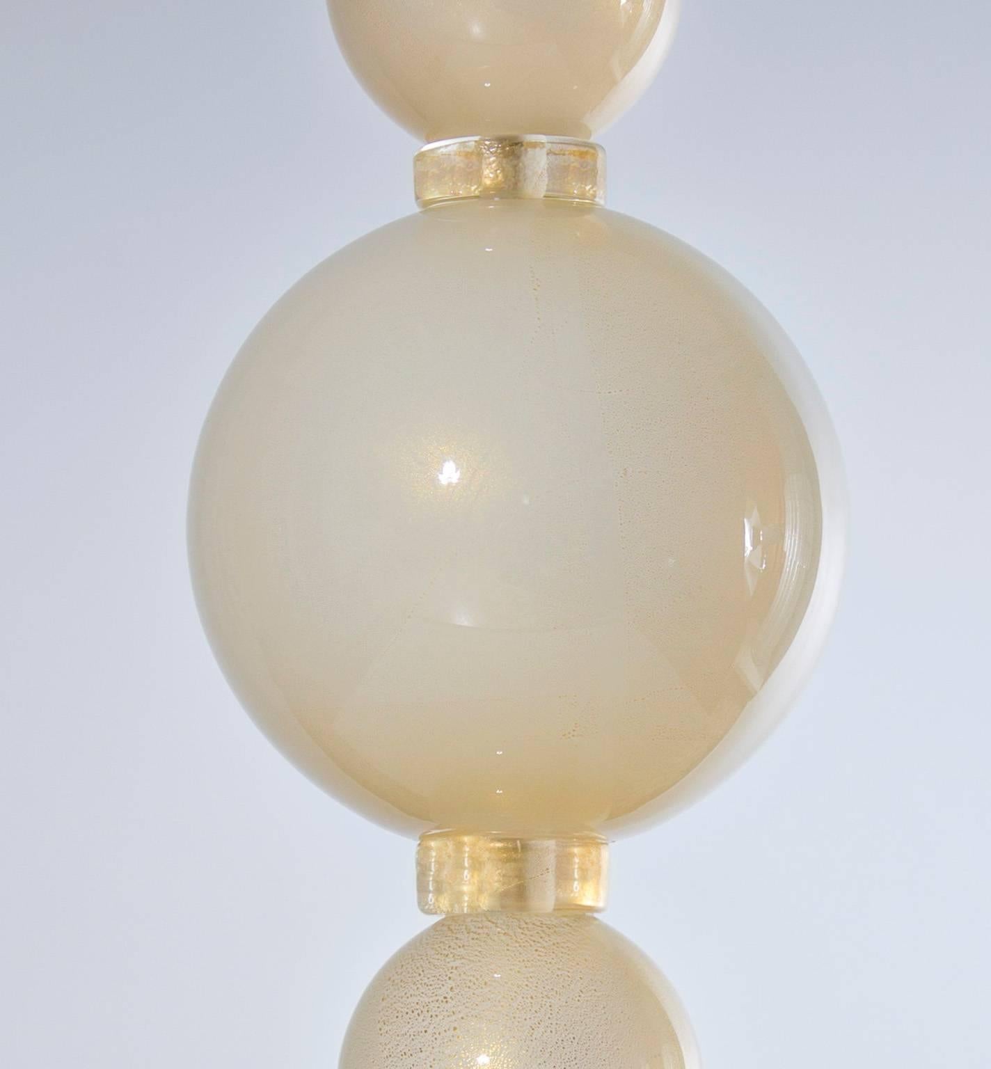 Verre d'art Paire de lampes de bureau vénitiennes italiennes en verre de Murano soufflé ivoire et or, années 1970 en vente