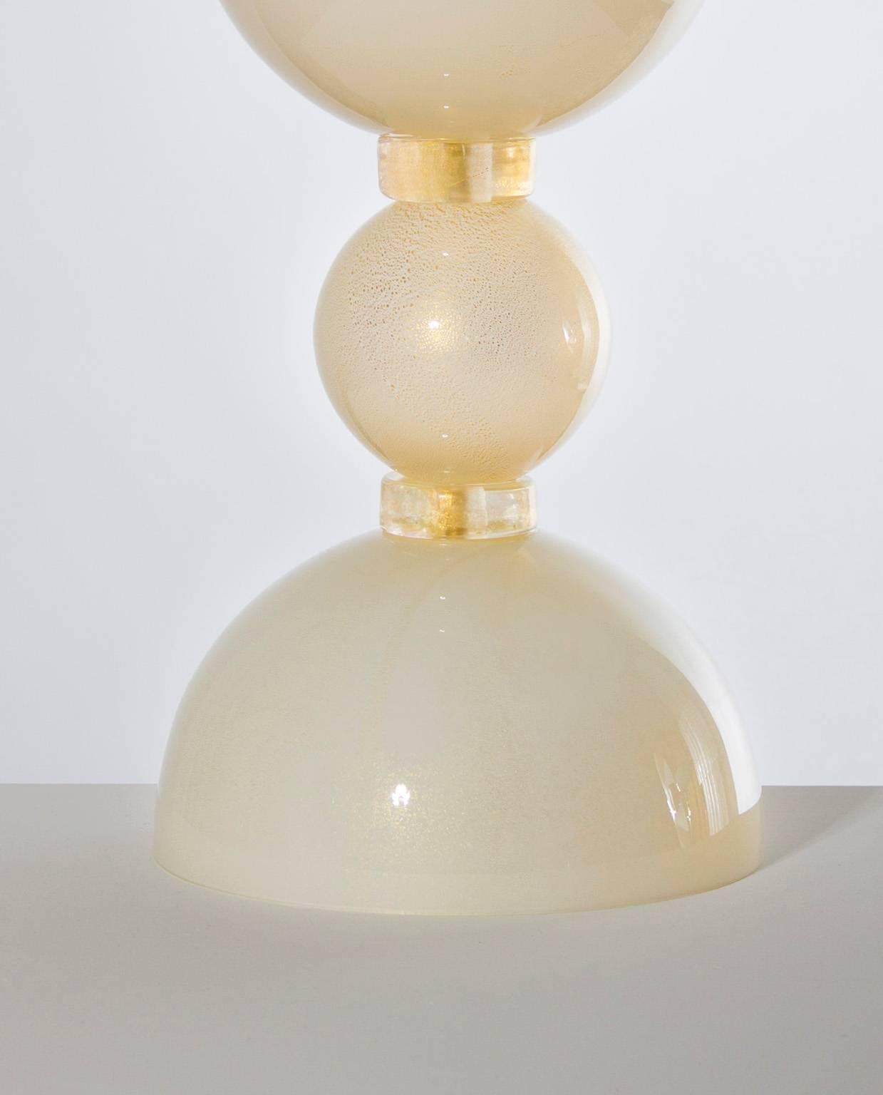 Italian Venetian Pair of Table Lamps Blown Murano Glass Ivory and Gold, 1970s For Sale 2