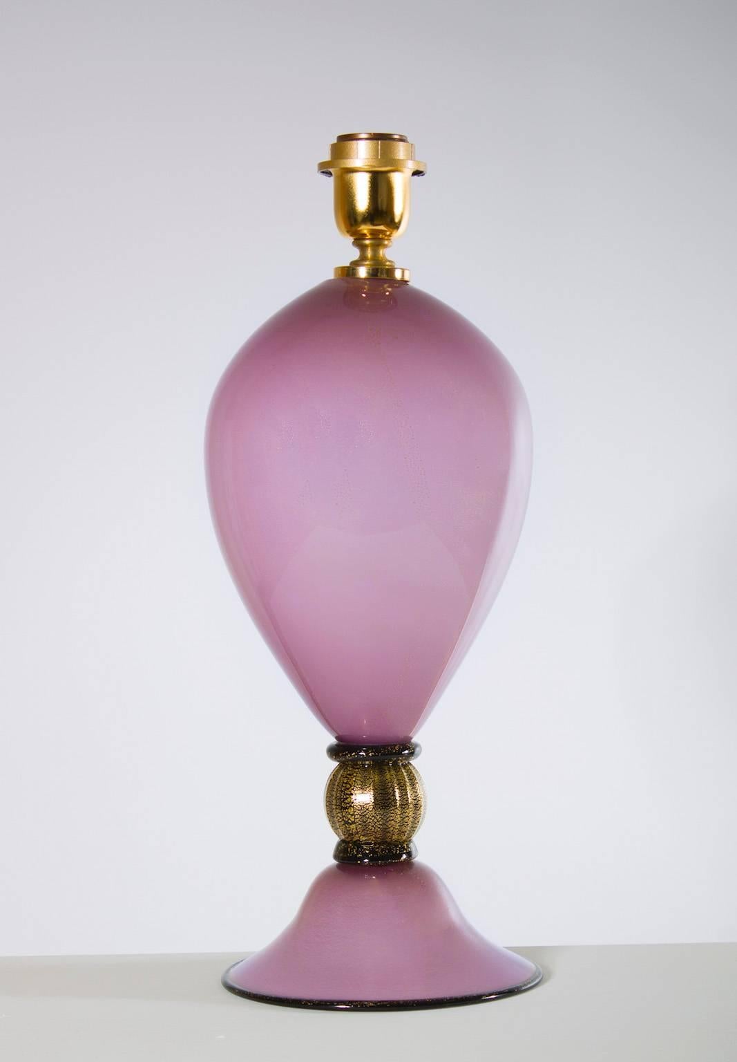 Amazing Italian Venetian, table lamp, in blown Murano glass, magenta and gold 24-karat. The table lamp is entirely handcrafted, manufactured in blown Murano glass, and its manufacture is dated 1980s. The table lamp is composed by a unique element,