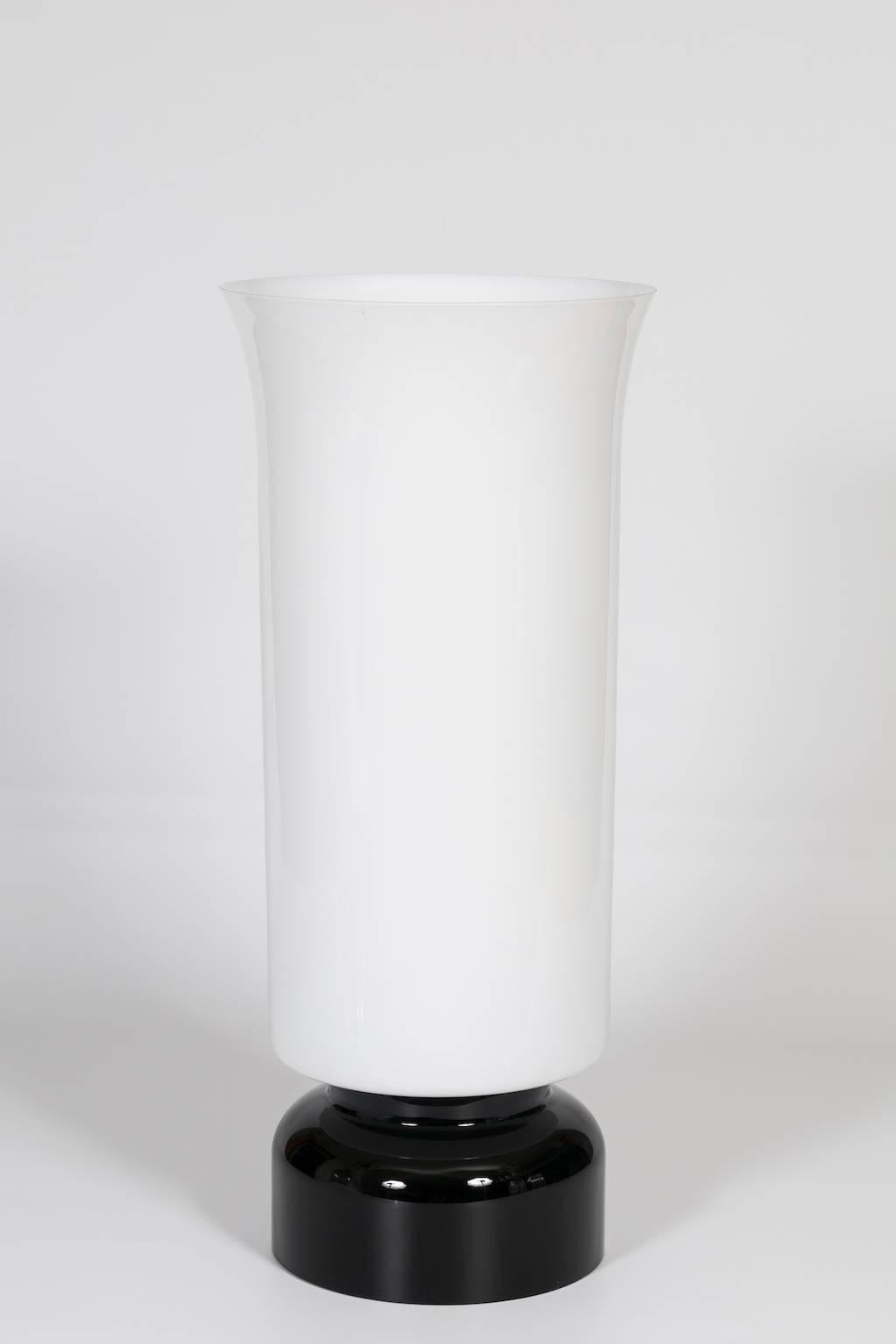 Elegant Italian Venetian, table lamp in blow Murano glass Modern in black and white 1980s.
This is a unique masterpiece entirely handcrafted in blown Murano Glass, in the Venetian Murano island. 
It is a massive and modern table lamp, composed by