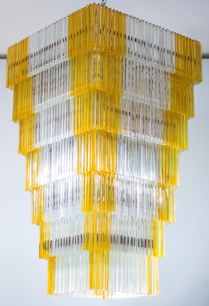 Questo spettacolare lampadario in vetro di Murano, realizzato dallo stimato Giovanni Dalla Fina negli anni '60, è una vera e propria testimonianza dell'arte dell'illuminazione italiana di metà secolo. Il lampadario è composto da numerosi elementi